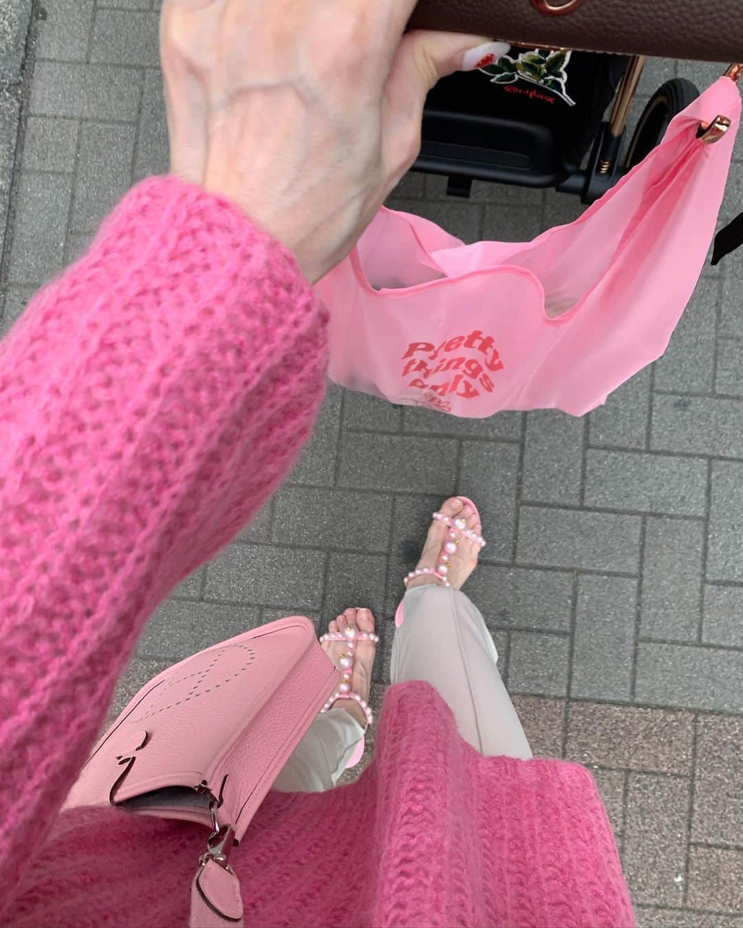 SEIRAさんのインスタグラム写真 - (SEIRAInstagram)「娘を学校に送り出してから🏫 お散歩👶🏻👨🏻👩🏻🐕‍🦺🐕‍🦺 ベビーカーもチャイルドシートも @cybex_japan なのですが、 本当によく寝てくれます𓈒💤 ㅤㅤㅤㅤㅤㅤㅤㅤㅤㅤㅤㅤㅤ ピンクのモヘヤニットプルオーバー💗 @akte_official  軽くて今の時期から着れるニット🧶 展示会でつけたものが届いて早速着ました✨ 三枚目はpinkのニットもスカートも @akte_official  この合わせが可愛くて、オーダーしたの💗💕 ピンク大好きです❤️💕💗 ㅤㅤㅤㅤㅤㅤㅤㅤㅤㅤㅤㅤㅤ #AKTE#アクテ#fashion#fashiongram #fashionstyle #styles#style#ootd#outfit#mama#mamalife #cybexpriam」9月24日 10時30分 - official.seira
