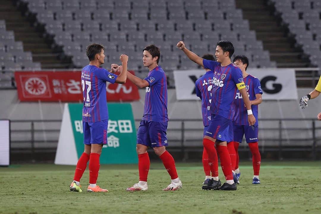 小川諒也のインスタグラム：「セレッソ大阪戦 応援ありがとうございました！ 全員で勝ち取った勝利。 また次の試合に向けて準備していきます。 #fctokyo #小川諒也」