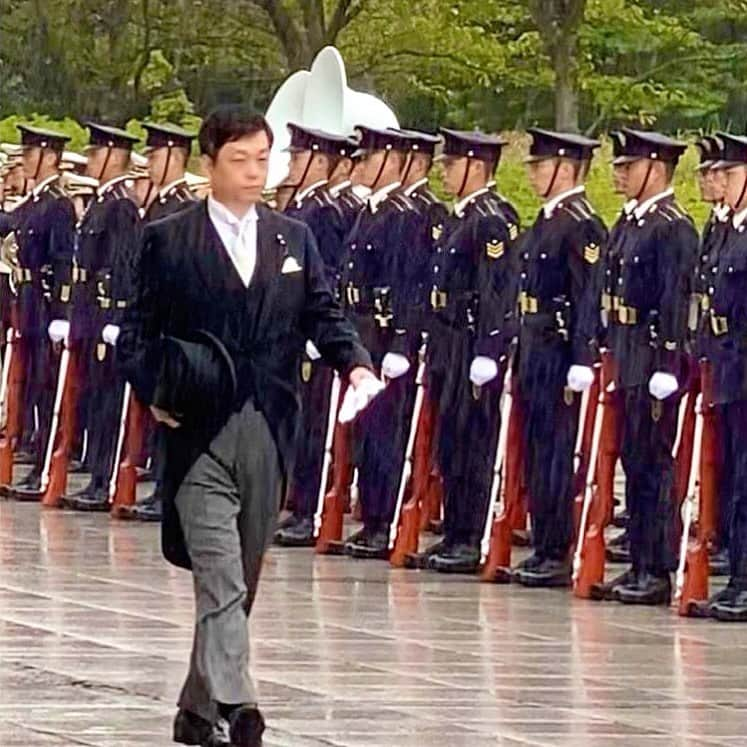 大西宏幸さんのインスタグラム写真 - (大西宏幸Instagram)「昨日の防衛大臣政務官の着任式に自衛隊写真部隊から頂いた画像です。 良いもんですね♫  #大西宏幸 #衆議院議員 #大阪1区 #防衛大臣政務官 #着任式 #歩く #タキシード #雨の中 #栄誉礼」9月24日 10時31分 - hiroyukionishi