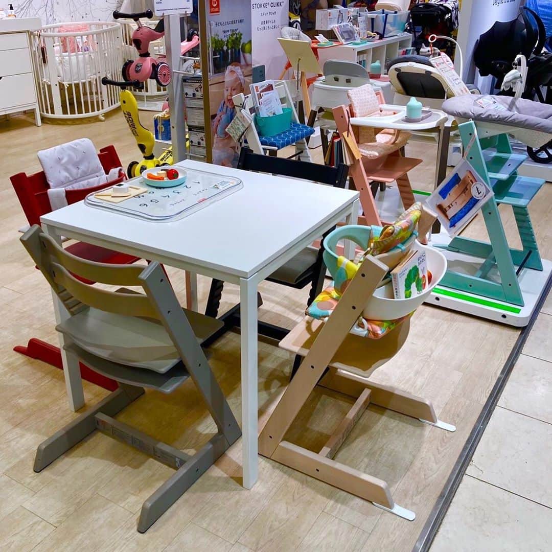 blossom39_officialさんのインスタグラム写真 - (blossom39_officialInstagram)「みなとみらい店では、大人気のトリップトラップの名入れフェアを開催します！  すでにトリップトラップをお持ちの方を対象に、9/26(土)・27(日)に背板をお持ちの方には、3,300円(税込)でその場で名入れを致します。  この機会にお子さまのお名前や誕生日などを刻印して、世界にひとつだけの記念のチェアにしてみてはいかがですか？  #blossom39 #ブロッサム39 #stokke #tripptrapp #トリップトラップ #ハイチェア #家具 #名入れ #あかちゃんのいる生活」9月24日 10時34分 - blossom39_official