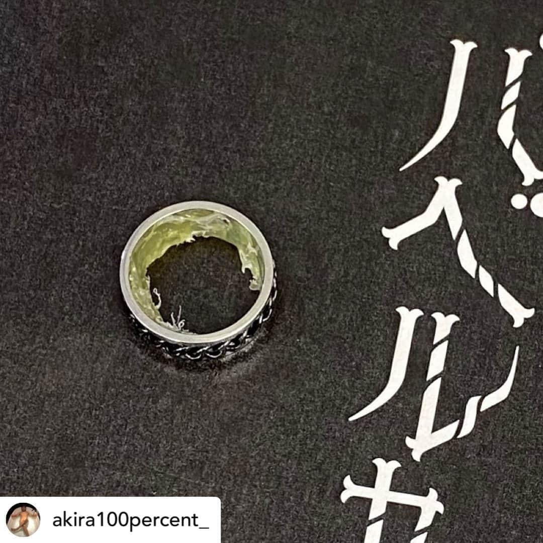 【公式】シンドラ「バベル九朔」さんのインスタグラム写真 - (【公式】シンドラ「バベル九朔」Instagram)「本日も現場は賑やかです〜！！  akira100percent_ どーも、市川ッス🎸 俺があまりにも指輪なくすので、持ち道具さんが指輪が抜けないように細工してくれました😅 あざーす🙇‍♂️❗️  #バベル九朔」9月24日 10時37分 - babel_ntv