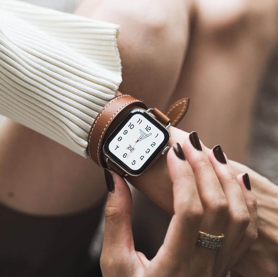 市川渚のインスタグラム：「New in⌚️✨﻿ ﻿ ﻿ ポチっていた #AppleWatchHermes が先週末届いて、腕が視界に入るたび毎度ニヤニヤしてしまう。今回新しく出た細いタイプのドゥブルトゥール、非常にかわゆいです🤍 珍しくブラウン系のお色を選んでみたけど、白っぽい服との相性◎」
