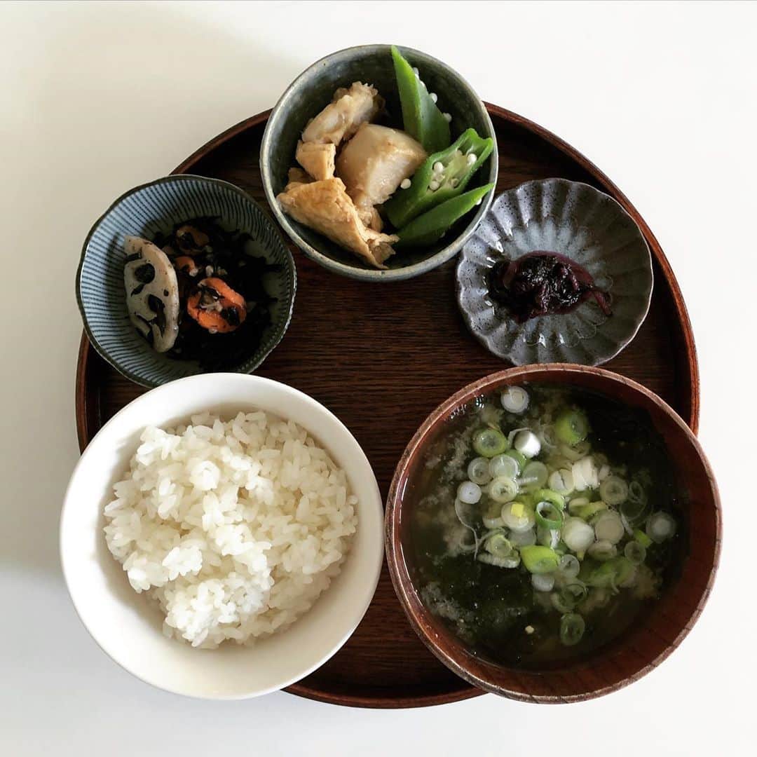 kuuのインスタグラム：「残りもので朝ごはん。  こうしてちゃんと朝ごはんを食べるのは、いつぶりだろうか？ 食べない方が気持ちいいときは食べないし、心のままに食べたいときはしっかり食べます。  ひじきと蓮根、天日干し人参のにんにく塩金平 薄揚げと山内いものこの甘辛煮 茹でオクラ　ぬちまーす塩 梅紫蘇漬け  季節の食材と、五味五色五法をちょっとだけ意識して。  #vscocam #vscofood #インテリア #interior #house #homestyle #home #マイホーム #おうちカフェ #instagood #instafood #instalike #instadaily #vsco #暮らし #シンプルライフ #日々 #おうちごはん #朝ごはん #和食 #japanese #器 #ヴィーガン #vegan #oishi #残りもの #母が漬けた梅干しの副産物 #梅しそ」
