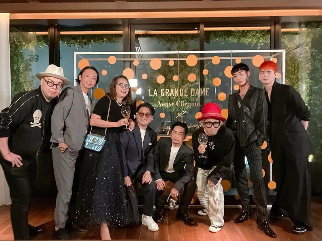 軍地彩弓のインスタグラム：「久しぶりのイベントに気分が上がる！ ヴーヴ・クリコ　ラ・グランダム2012 草間弥生スペシャルオブジェのお披露目の会　@EDITION HOTEL 虎ノ門　 2012年ラ・グランダムに酔う一晩となりました。 いつものメンバーと集まれるだけでこんなに楽しいなんて！幸せ。  草間弥生さんの花のボトルのパワーもものすごくて、まさに、「偉大な女性=ラ・グランダム」。 🍾🍾🍾🍾🍾🍾 素晴らしかった！  #LaGrandeDamexYayoiKusama #editionhoteltokyo」