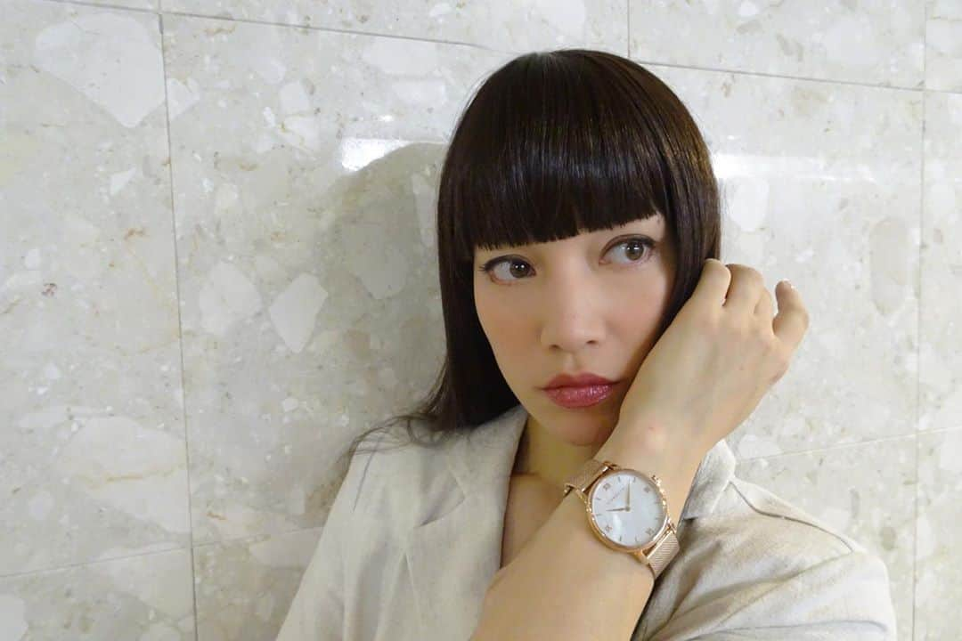 FEMMさんのインスタグラム写真 - (FEMMInstagram)「👭❤️⌚️✨ RiRi missing the summer going by☀️ Thinking where she wants to go wearing her new watch💓 H-B #liakulea #リアクレア #ハワイ #シェル」9月24日 11時03分 - femm____