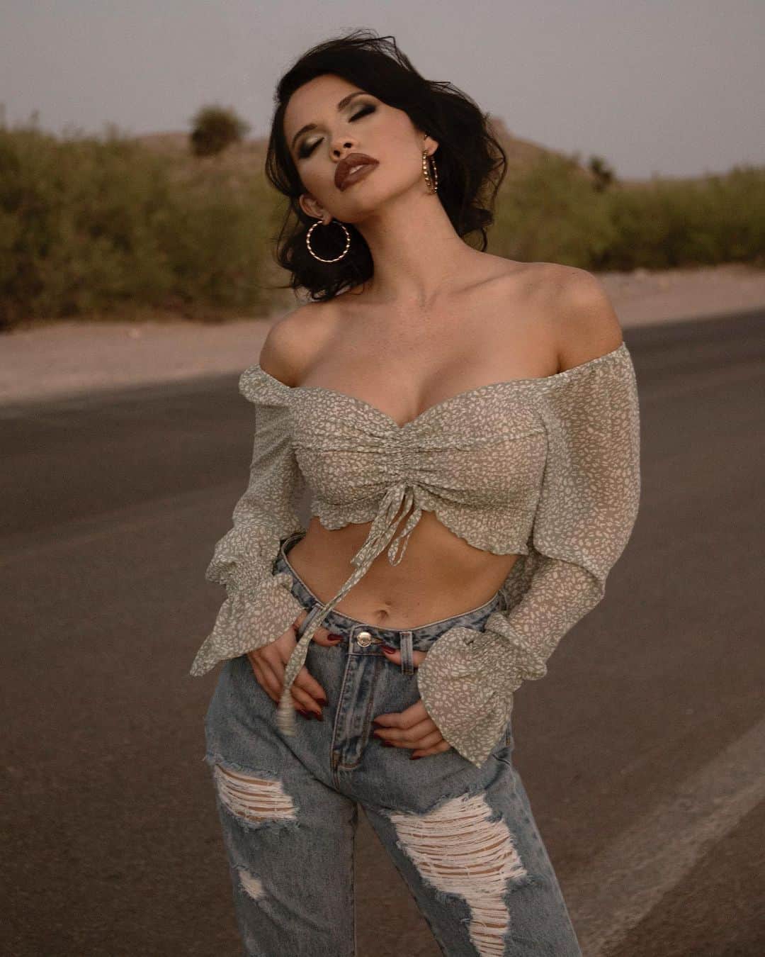Tawny Jordanさんのインスタグラム写真 - (Tawny JordanInstagram)「She was a dreamer & not afraid to go after what she wanted ✨   top + jeans: @romwe_fun  discount code: Tawny9 (extra 12% off on orders over $25, valid till Oct 23)  #ROMWE #ROMWEfun #ROMWExFriends #ROMWEoriginals」9月24日 11時08分 - tawnyjordan