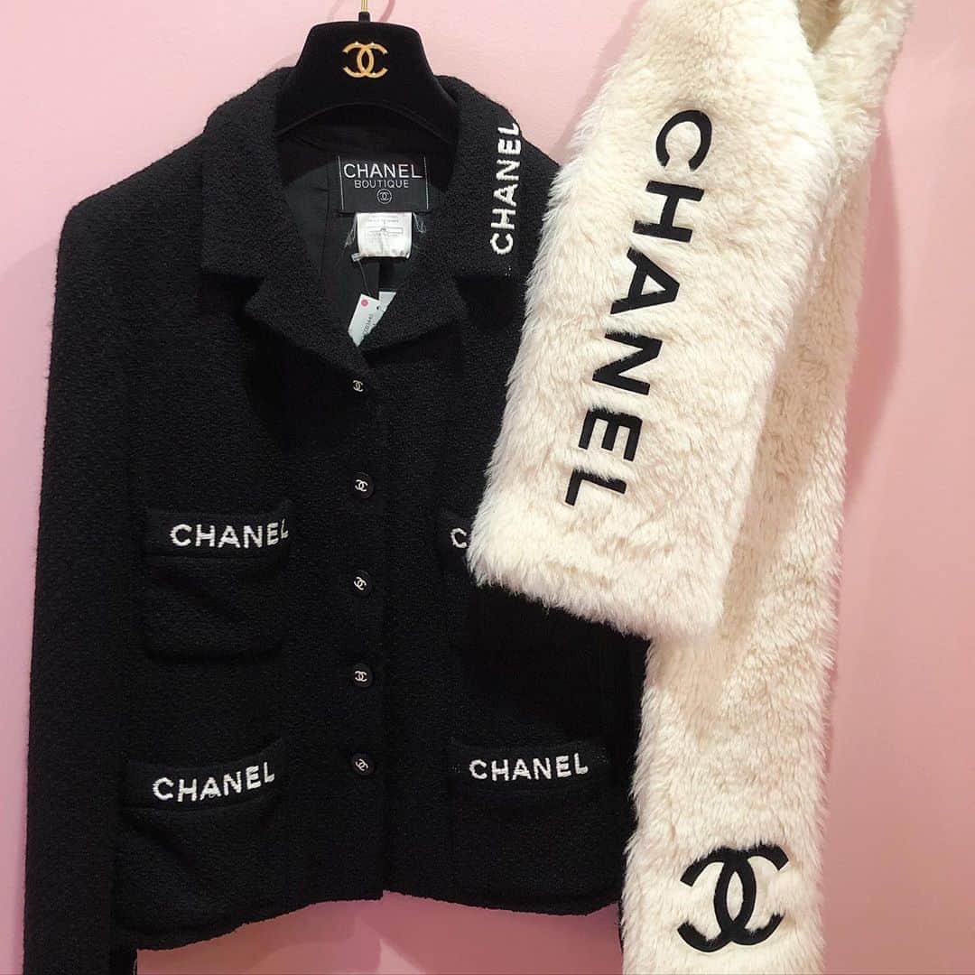 Vintage Brand Boutique AMOREさんのインスタグラム写真 - (Vintage Brand Boutique AMOREInstagram)「おはようございます♡ AMORE wardrobe 11:00~20:00で営業しております🖤 表参道、青山へお出かけの際は、是非AMORE vintageにお越しくださいませ😎 AMORE wardrobe is open 11:00~20:00！ Come visit us for the finest vintage Chanel ready to wear collections👟お問い合わせ /  for more info → 💌info@amorevintagetokyo.com  #ヴィンテージ #シャネル #ヴィンテージシャネル #ココ #ココマーク #ヴィンテージブランドブティック #アモーレ #アモーレトーキョー #アモーレワードローブ #表参道 #青山 #東京 #vintagebrandboutique #AMORE #amoretokyo #Tokyo #Omotesando #amorewardrobe」9月24日 11時09分 - amore_tokyo