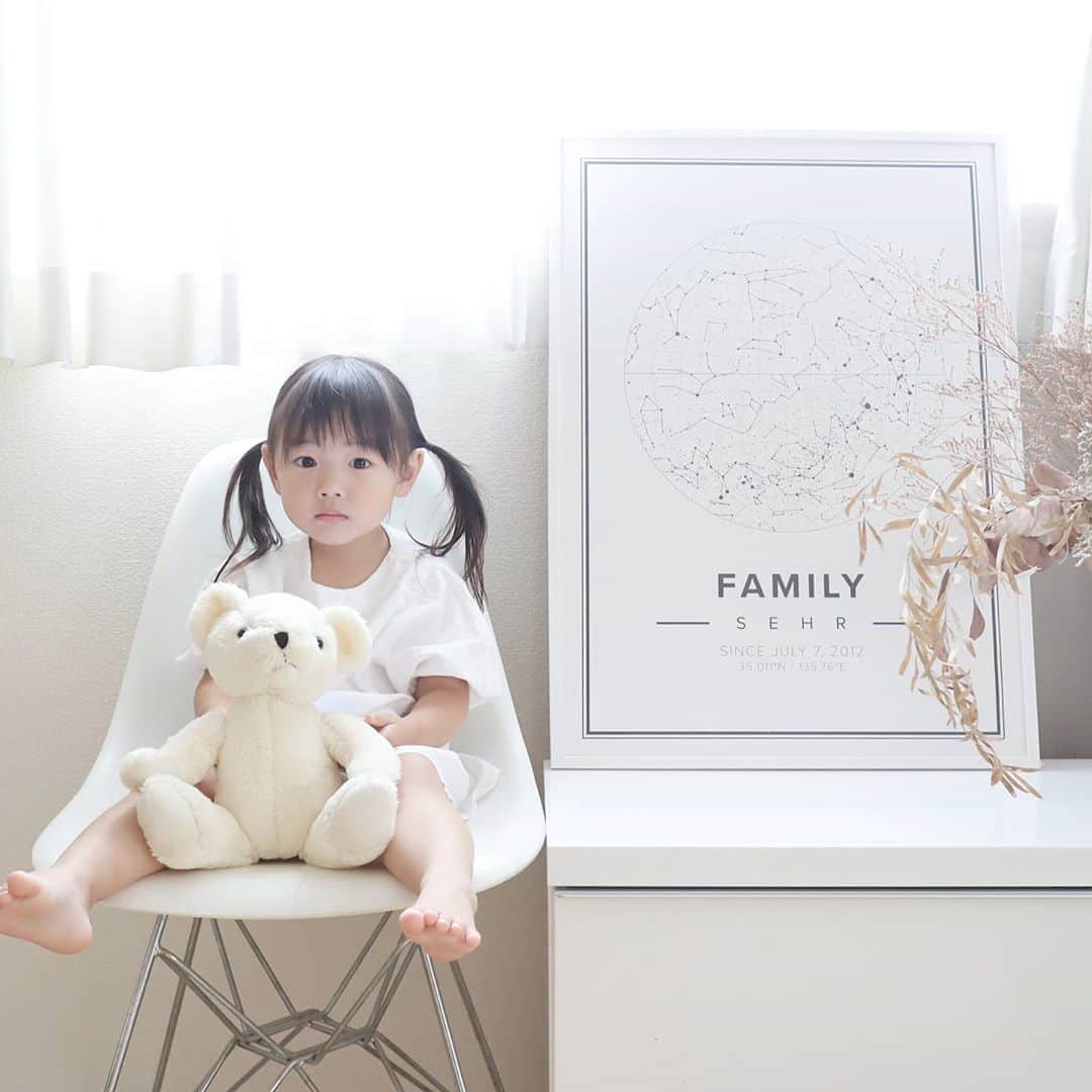 Eri Satoのインスタグラム：「娘の隣にある Mapiful( @mapiful )のウォールアート、素敵～😍 結婚記念日の空の星座の位置がプリントされてるの！ @marchin7 が作ってるの見て良いなぁと思ってまねっこ🤣💛 スペルミスにドキドキしながら作りました。 間違ってないよね？笑 SEHRは家族の名前の頭文字です。 · Mapifulは、北欧デザインでとってもお洒落なポスターが作れるの。 それも、この星座の位置だけじゃなくて思い出の場所の地図とか、自分の星座とか、、、 好きな写真を使ってテキストアートも出来るよ！ ·  ポスター2枚購入で20％オフできる割引コードがあるのでぜひ使ってね！ 割引コード👉 KIOKU 兄妹それぞれの星座とか生まれた日で作っても良かったかも～☺️ プレゼントにもオススメです！ チェックしてみてね✨ @mapiful ·  #mapiful #mapifuljapan #ポスター#インテリア#ウォールアート#ホワイトインテリア#北欧#北欧デザイン#記念日#結婚記念日#誕生日#星座#地図#プレゼント#ギフト」