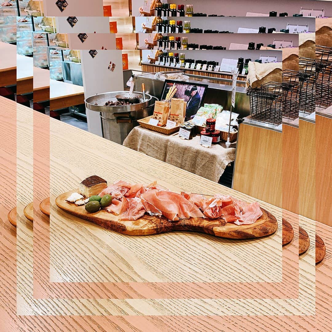 のインスタグラム：「GINZA SIXの各店舗・ブランドがお届けする最旬情報。イタリアからの輸入食材を中心としたセレクトショップ「Piccolo Merca」は、B2Fで2021年2月28日（日）までの期間限定ショップです。GINZA SIXの新風を感じさせるイタリアの「小さな市場」を意味する店名さながらのファサードが印象的です。   絶品のひとつは、豚のもも肉を塩漬けして19ヵ月間じっくり熟成させたパルマ産のプロシュート（1,850円／100g当り）！ 注文後その場でスライスしてくれるので、新鮮な状態で味わうことができ、まさにイタリアの市場のような臨場感も楽しめます（動画3枚目）。この日の付け合わせは、同じくイタリア産の栗の葉で包んだチーズと、イントスグリーンオリーブ。同じプロシュートでもスライスする部位によって若干の塩味や味わいが繊細に異なるのも、その奥深さを楽しむポイントです。   さらに店舗では現在、スタッフが選りすぐった本場のワインと生ハムやサラミ、オリーブ、チーズなども味わえる店内バルも好評開催中（1,000円〜）！ 仕事帰りのアペリティフに、週末のちょい飲みにぜひ寄ってみてはいかが？(ラストオーダーは閉店30分前となります。)   ※店舗ではスタッフのマスクの着用、ソーシャルディスタンスの確保、アルコール消毒などを徹底し、新型コロナウイルス感染拡大への防止対策を行なっています。 ※価格は全て税抜となります。  For a taste of Italy, check out Piccolo Merca, a small, quaint market that specializes in imported Italian foods, among other things. The shop is open on the 2nd basement floor (B2F) of GINZA SIX for a limited time (until February 28th, 2021).   One of the highlights is the prosciutto di Parma, cured and aged 19 months (1,850 yen per 100 g). In the pictured platter we've combined the prosciutto with cheese wrapped in chestnut leaves and green olives. The ham is sliced after you order (swipe left to see the video)!  Also check out the current in-store wine bar, where you can pair choice Italian wines with raw ham and salami (from 1,000 yen). Stop by for an aperitif on your way home, or visit on the weekends to savor some wine.   *To prevent the spread of COVID-19, all of the staff at GINZA SIX are wearing masks, taking care to maintain proper social distance, and frequently disinfecting hands and surfaces with alcohol. *Prices do not include tax  #piccolomerca #ピッコロメルカ #プロシュート #生ハム #サラミ #栗 #オリーブ #チーズ #アペリティフ  @piccolo_merca @ginzasix_official」
