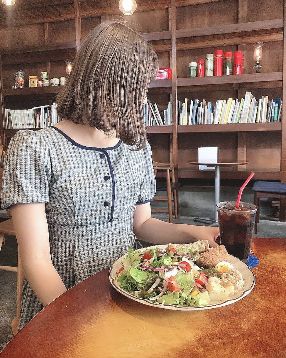 のインスタグラム：「﻿ ﻿ ﻿ 🌻夏おわり🌻﻿ ・﻿ ♡﻿ ・﻿ 涼しくなってきましたね！﻿ 好きな夏も終わりますが、﻿ 更に好きな秋もやってきます🤤﻿ 秋服着るの楽しみーっ💗 ・﻿ ワンピース @petale_official  ♡﻿ ・﻿ ♡﻿ ・﻿ #カフェ﻿ #カフェ巡り﻿ #カフェ好き﻿ #古民家カフェ﻿ #カフェスタグラム  #カフェ部  #食べスタグラム  #ボブ #ボブヘア  #ワンピース #ワンピースコーデ  #ぷちぷらコーデ  #ぷちぷら #中西香菜」
