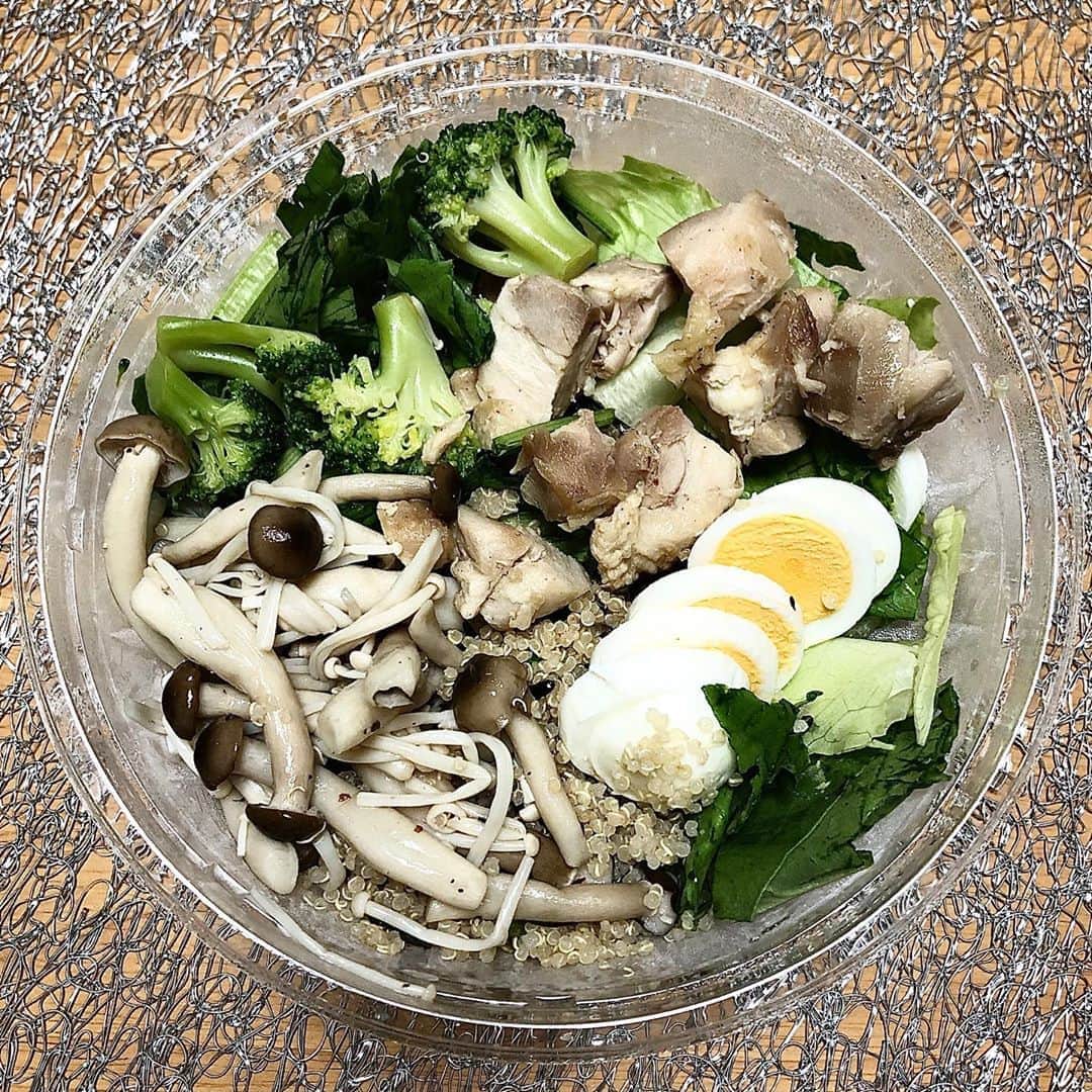 みのり(26)＠東京 ダイエットのインスタグラム：「. . #greenbrothers 恵比寿のサラダ専門店🥗🆕 . 昨日のナリトレ後に、 夜ご飯分と、朝ごはん分お持ち帰り❤️ . . ◉グリーンブラザーズ　1,210yen . ロメインレタス、ほうれん草、ローストチキン きのこミックス、ゆでたまご、ブロッコリー、キヌア、 . . しっかりタンパク質も取るぞ。✊ . . Ubereatsやデリバリーもやってるみたいなので、 都内の方は是非💓 . @greenbrothers025  . . #diet #ダイエット #サラダ #野菜たっぷり #salada #デトックス #健康 #食生活 #恵比寿 #ebisu #恵比寿居酒屋 #恵比寿グルメ #B級グルメ #インスタ映え #飯テロ #ダイエットは明日から #東京カレンダー #rizap #インスタグルメアワード2020 #干物女子 #女子力 #テイクアウト #greenbrothers025」