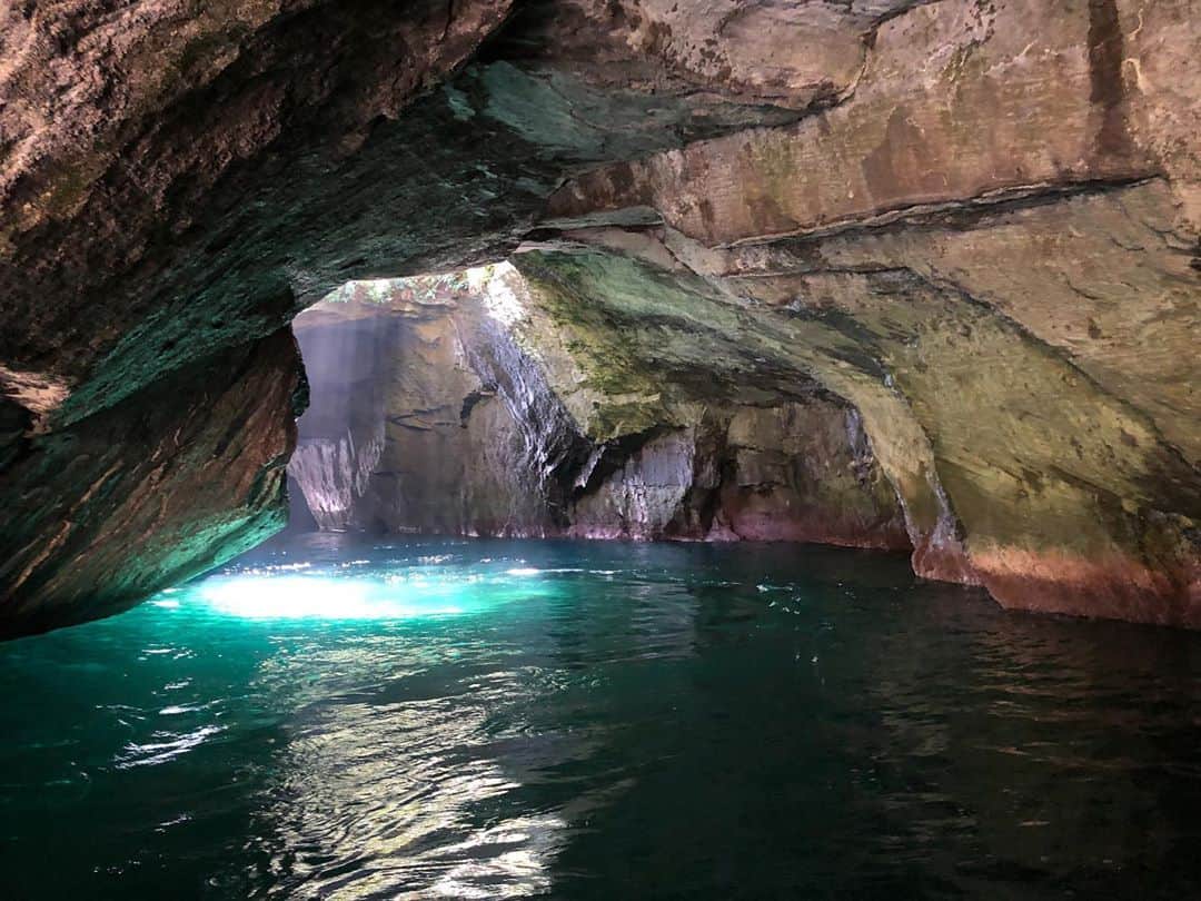 熊澤枝里子さんのインスタグラム写真 - (熊澤枝里子Instagram)「伊豆の青の洞窟へ。  その昔カプリ島にて、夢にまで見た「青の洞窟」に行くのを楽しみにしてたのに、行った当日がパーフェクトな満月のおかげで入り口に入ることすら出来なかった😭 （満ち潮で入り口穴が封鎖） それ以来、各地にある「青の洞窟」は私にとって憧れの地に🥺  伊豆の青の洞窟も綺麗だったな✨ またいつかゆっくりここに遊びに行きたい💙 ・ ・ ・ #青の洞窟」9月24日 11時35分 - kumazawa_eriko