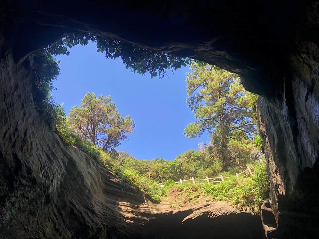 熊澤枝里子さんのインスタグラム写真 - (熊澤枝里子Instagram)「伊豆の青の洞窟へ。  その昔カプリ島にて、夢にまで見た「青の洞窟」に行くのを楽しみにしてたのに、行った当日がパーフェクトな満月のおかげで入り口に入ることすら出来なかった😭 （満ち潮で入り口穴が封鎖） それ以来、各地にある「青の洞窟」は私にとって憧れの地に🥺  伊豆の青の洞窟も綺麗だったな✨ またいつかゆっくりここに遊びに行きたい💙 ・ ・ ・ #青の洞窟」9月24日 11時35分 - kumazawa_eriko