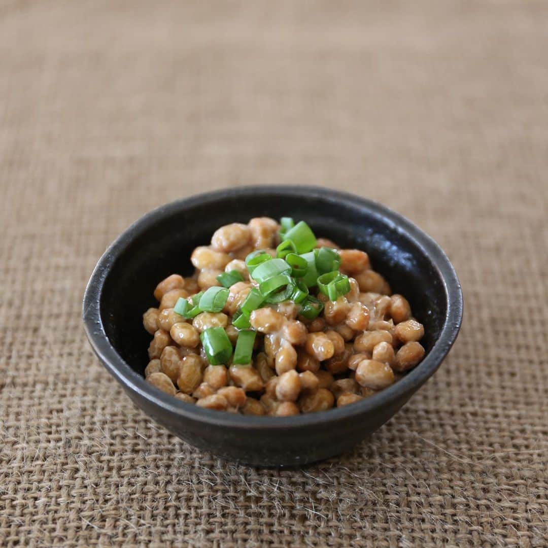 かわしま屋さんのインスタグラム写真 - (かわしま屋Instagram)「. ご飯が美味しいこの季節。 ご飯のお供といえばやっぱり納豆！ 体に良い発酵食品代表のような納豆ですが、実は食べすぎも良くないそうです。 . 【納豆は１日１パック！ダイエットや美容に効果的な食べ方・レシピ】 読みもの記事を更新しました。 （プロフィールに記載のかわしま屋サイト内「読みもの」ページでお読みいただけます。）. . 納豆と相性の良い食べ合わせや、食べるのにベストな時間帯、納豆のダイエット効果なども紹介しています。 . 記事の内容は、管理栄養士の亀崎智子さんに監修していただいています。 @kamegohan0528  . #kawashima_ya #fermented #fermentation #fermentedfood #発酵 #発酵食品 #発酵生活 #発酵美 #かわしま屋 #納豆」9月24日 11時42分 - kawashima_ya