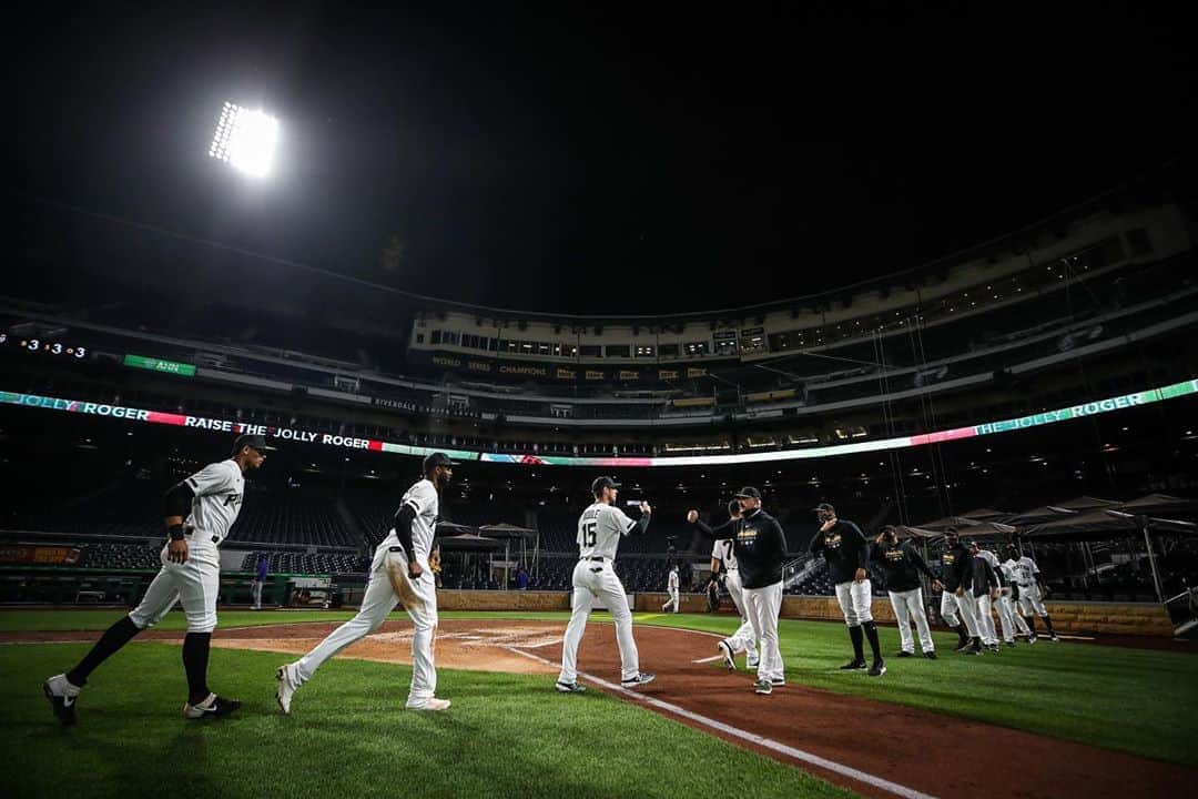 のインスタグラム：「Wednesday night W #RaiseIt」