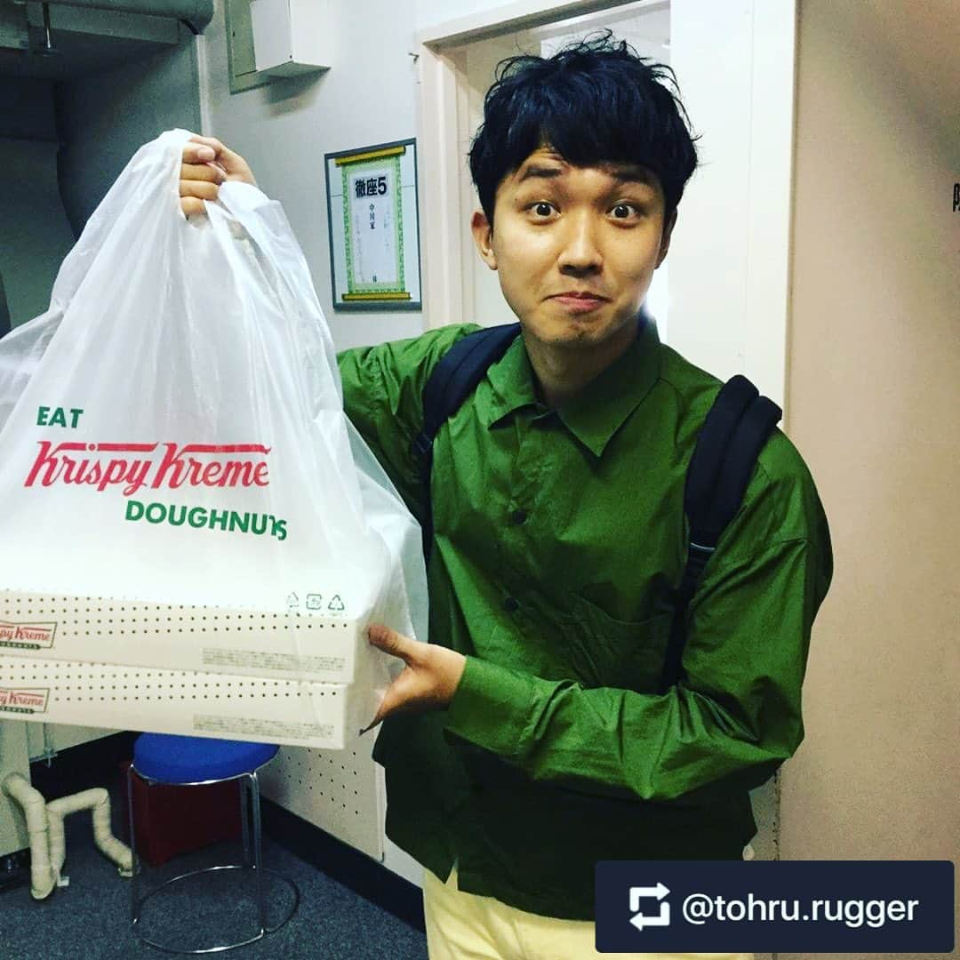 日出郎さんのインスタグラム写真 - (日出郎Instagram)「kindness honey😍😍😍  @tohru.rugger  #repost #渡辺徹さんのインスタ #榊原郁恵さん撮影 #渡辺裕太  22 日に行われた  「徹座」に  裕太が  「スタッフの皆さんに」と  差し入れを持ってきてくれた  俺はリハーサル中で  会えなかったのだが・・・  (写真は郁恵撮影)  ありがたいものである。  ひとつ食べようとしたら  「スタッフ用だから！」  と妻に叱られた(>_<)  また  昨日は  友近ちゃんや  ナイツの塙ちゃん、  そしてリブログさせていただいたように  サンドウィッチマンの伊達ちゃんたちが  SNSで綴ってくれていた。  何より  昨夜のオールナイトニッポンで  漫才サミットと称しての  スペシャル番組で  パーソナリティを務めた  中川家、サンドウィッチマン、ナイツが、  「徹座」の話で盛り上がってくれた  前にも書いたが  本当に  俺は  周りの方々に  恵まれている・・・  あらためて  皆さんに  感謝です  #渡辺徹 #渡辺裕太 #徹座 #友近  #中川家 #サンドウィッチマン #ナイツ #オールナイトニッポン  #漫才サミット」9月24日 11時41分 - hiderou1030