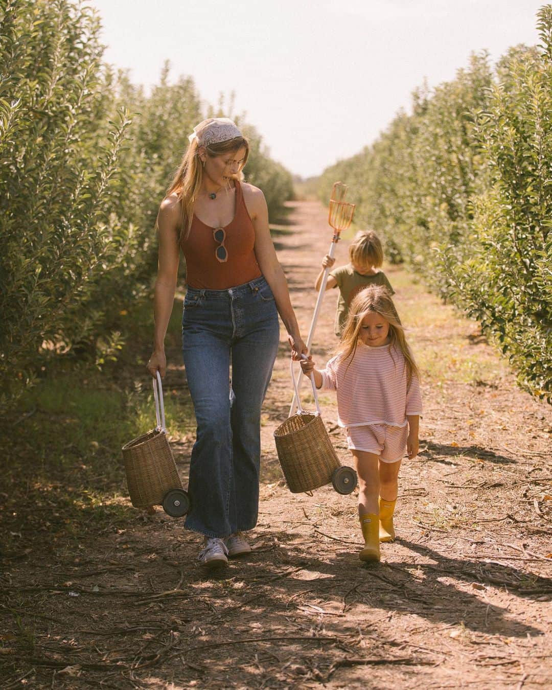 Amber Fillerup Clarkさんのインスタグラム写真 - (Amber Fillerup ClarkInstagram)「We have not missed a single year of apple picking with the kids - it is one of our favorite traditions. I need to do a round up of all the apple picking pictures from throughout the years. We have never done it in Arizona so we woke up early and made the 3 hour drive up to Willcox, AZ and picked lots of yummy apples that we devoured in a delicious pie after dinner 😋 also.. that little Apple romper I bought for Rosie and then she never ended up wearing it so I held onto it and it finally fits Frank 👏🏻 it’s from @oeufnyc」9月24日 11時50分 - amberfillerup