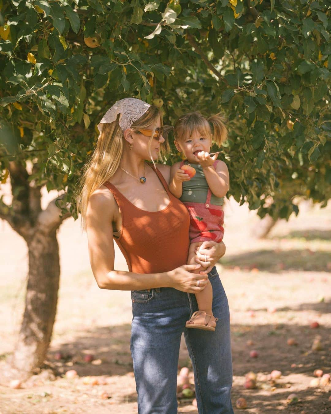 Amber Fillerup Clarkさんのインスタグラム写真 - (Amber Fillerup ClarkInstagram)「We have not missed a single year of apple picking with the kids - it is one of our favorite traditions. I need to do a round up of all the apple picking pictures from throughout the years. We have never done it in Arizona so we woke up early and made the 3 hour drive up to Willcox, AZ and picked lots of yummy apples that we devoured in a delicious pie after dinner 😋 also.. that little Apple romper I bought for Rosie and then she never ended up wearing it so I held onto it and it finally fits Frank 👏🏻 it’s from @oeufnyc」9月24日 11時50分 - amberfillerup