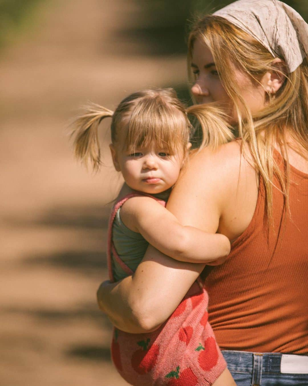 Amber Fillerup Clarkさんのインスタグラム写真 - (Amber Fillerup ClarkInstagram)「We have not missed a single year of apple picking with the kids - it is one of our favorite traditions. I need to do a round up of all the apple picking pictures from throughout the years. We have never done it in Arizona so we woke up early and made the 3 hour drive up to Willcox, AZ and picked lots of yummy apples that we devoured in a delicious pie after dinner 😋 also.. that little Apple romper I bought for Rosie and then she never ended up wearing it so I held onto it and it finally fits Frank 👏🏻 it’s from @oeufnyc」9月24日 11時50分 - amberfillerup