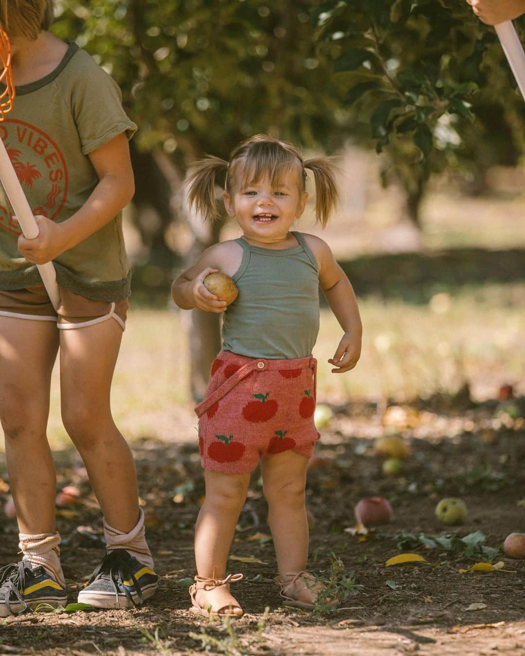 Amber Fillerup Clarkさんのインスタグラム写真 - (Amber Fillerup ClarkInstagram)「We have not missed a single year of apple picking with the kids - it is one of our favorite traditions. I need to do a round up of all the apple picking pictures from throughout the years. We have never done it in Arizona so we woke up early and made the 3 hour drive up to Willcox, AZ and picked lots of yummy apples that we devoured in a delicious pie after dinner 😋 also.. that little Apple romper I bought for Rosie and then she never ended up wearing it so I held onto it and it finally fits Frank 👏🏻 it’s from @oeufnyc」9月24日 11時50分 - amberfillerup