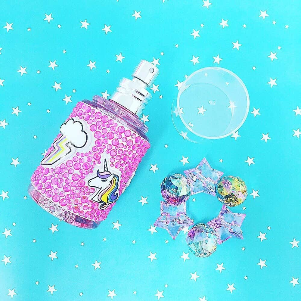 クレアーズのインスタグラム：「⭐️クレアーズオリジナル💎ボディミスト💎 . 置いておくだけでもトキめくデザイン💜 レインボーはグレープ🍇のさわやかな香り、オレンジ＆ピンクのボトルはベリー系のあま～い香り🍓 【特別価格1000円+税】 . #claires #fashion #kawaii #クレアーズ #ファッション #カワイイ #accessory #アクセサリー #トレンド #おしゃれ #japan #JapaneseGirl #プチプラ #instagood #kawaiigirl #ボディミスト #ユニコーン #アイスクリーム #アイスキャンデー #レインボー #グレープの香り #ベリーの香り #コスメ #コスメ大好き #コスメ部 #コスメ紹介 #ボディミスト派」