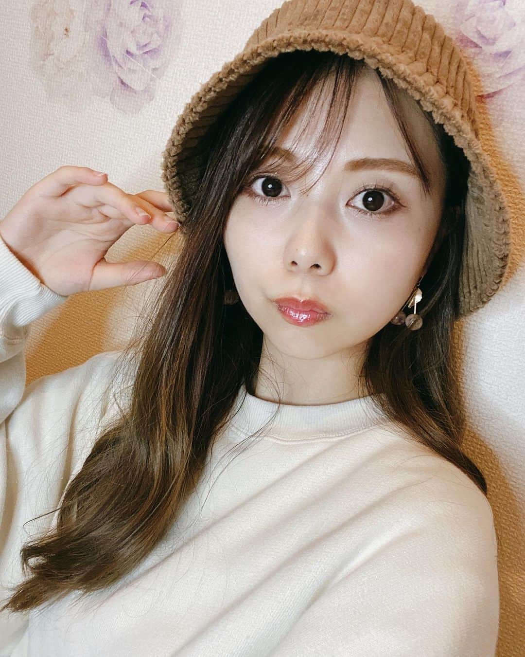 西村季里子のインスタグラム：「・  バケットハットゲット💋  大好きな秋服着れて嬉しい🍂 スウェット大好き人間だから 今年もたくさん揃えたい✌🏻✌🏻  #バケットハット  #帽子#秋服#秋#秋コーデ  #スウェット#スウェットコーデ  #リップ#lips#秋メイク#make #前髪#シースルーバング #follow#followｍe」