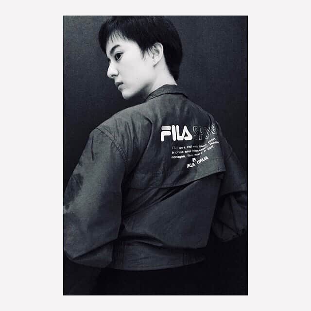 青波凜のインスタグラム：「80’s FILA vintage ・ ・ 一目惚れして購入しました。丈感や生地が丁度良く☺︎ ・ 光沢のある青色が購入する際の決め手でした。どんな色なのかはスワイプしていただけると☺︎ ・ 最近、スポーティーなものを集めています。 ・ 今年はファッションも含め、スポーツの秋になりそうです。みなさんはどんな秋を過ごしたいですか？ ・ #青波成長日記 ・ #fila #filavintage #filajacket #filajapan」