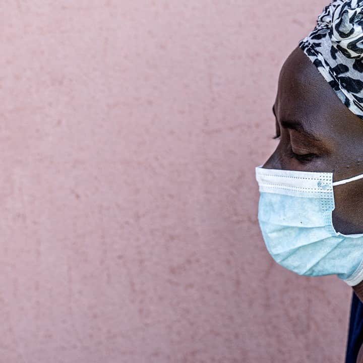 国境なき医師団さんのインスタグラム写真 - (国境なき医師団Instagram)「日本では、今日9月24日から30日は「結核予防週間」です。 . 世界では毎年1000万人が新たに発症している結核。写真は南アフリカで結核を患う女性で、国境なき医師団（MSF）のサポートを受け治療を続けています。 . 結核、エボラ出血熱、そして新型コロナウイルスなど、MSFは世界中でさまざまな感染症への対応を進めています。 ----------------- 結核に関する活動は公式サイトから。プロフィールのURLリンクからどうぞ→ @msf_japan  ----------------- © MSF / Tadeu Andre #国境なき医師団 #MSF #医療  #結核　　#結核予防週間 #新型コロナウイルス」9月24日 12時00分 - msf_japan