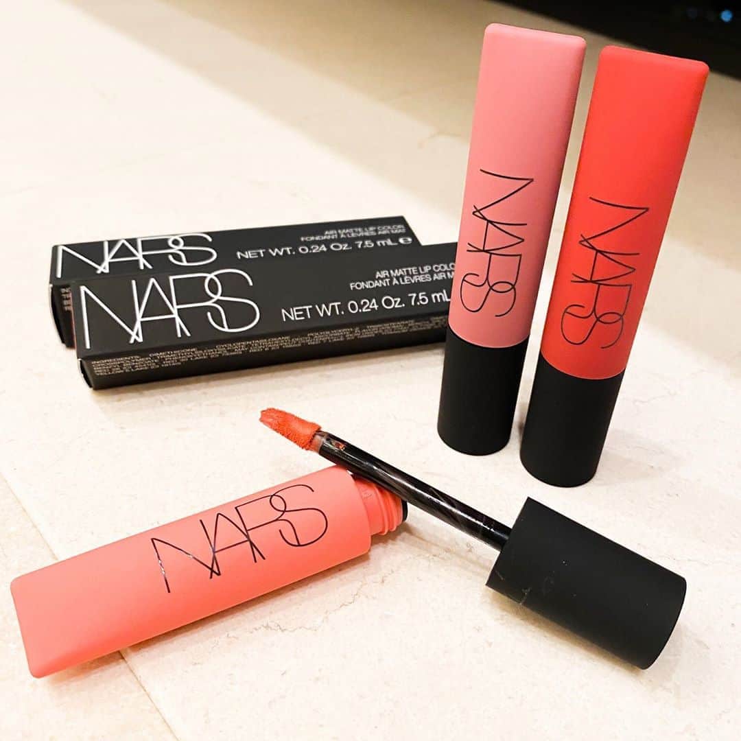 VOCE編集部さんのインスタグラム写真 - (VOCE編集部Instagram)「#NARS から "しなやかなマット" が叶うリップカラー全10色が登場します👏 11/13発売。【その内の3色をスウォッチ付きでお届け💕】  革新的な新フォーミュラで、滑らかに唇になじむマットリップ。空気なように軽く唇を彩り、心地良い質感とマットカラーが持続します！"カラーディフュージョンコンプレックス" という技術は、シルキーなポリマーとマイクロパウダーを軽い質感になるよう絶妙にブレンド💡 その革命的な処方が、ぼかしたようなカラーや心地よい質感を残しつつソフトフォーカスされた仕上がりへと導きます☺️  NARS エアーマット リップカラー 全10色 ￥3500   （インスタ担当W）  ーーーーーーーーーーーーーーーーーーーーー  VOCEのInstagramでは新作コスメ情報やメイクテク、撮影舞台裏を毎日お届け!ぜひフォロー&チェックして！！ 👉＠vocemagazine  #voce #voceおすすめ #vocemagazine #ヴォーチェ #新作コスメ #コスメ #コスメマニア #コスメ好きさんと繋がりたい #VOCEおすすめコスメ #おすすめコスメ #コスメ紹介 #コスメレポ #コスメ部 #コスメオタク #美容オタク #美容垢 #美容垢好きさんと繋がりたい #美容好きさんと繋がりたい #デパコス #デパコスリップ #デパコス大好き #新作 #リップ #リップメイク #リップカラー #NARS #NARSCOSMETICS #NARSMAKEUP#ナーズ #ナーズリップ」9月24日 12時00分 - vocemagazine