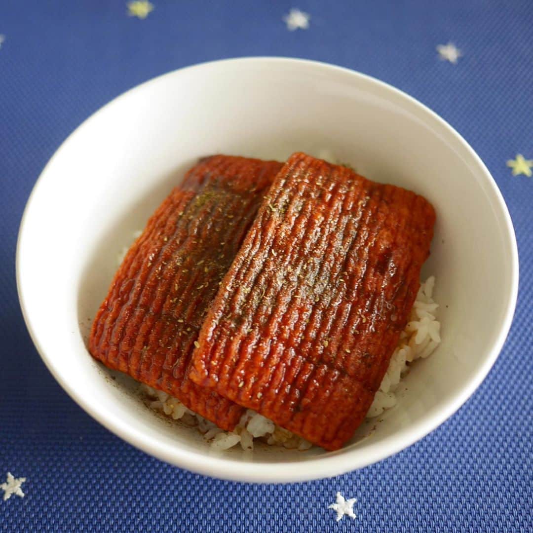 くろさんのインスタグラム写真 - (くろInstagram)「本日の在宅ランチ🍚 ちょっと前に脚光を浴びた うなぎの蒲焼風「うな次郎」が40%引きだったので買ってみました。 蒲焼のタレと山椒が添付されてるのですが、コレがイマイチで蒲焼のタレ感ナッシングw 日本食研のうなぎのたれを使えば良かったと激しく後悔。 肝心の蒲焼風本体は魚のすり身なので食感もフニャフニャで頑張って裏面に鰻の皮っぽい加工がされてるだけでしたwww こりゃー売れ残るのも致し方無いかなと😅 #うな次郎 #うなぎフリー #一正蒲鉾 #本品はうなぎではありません #うなぎの蒲焼風」9月24日 11時54分 - m6bmw