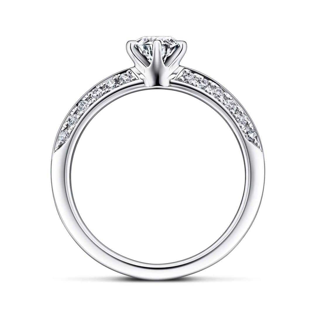 ラザール ダイヤモンド ブティック公式 | 婚約・結婚指輪さんのインスタグラム写真 - (ラザール ダイヤモンド ブティック公式 | 婚約・結婚指輪Instagram)「今はもちろん、時を経ても“私”にしっくりなじむエンゲージリングがあれば、年齢を重ねた“私”にも、きっと美しさと自信を与えてくれる。  「グレース」は、その言葉を体現したようなエンゲージリング。エッジをきかせたアームの片側にだけメレダイヤをセッティングすることで、6本の爪で固定されたセンターダイヤモンドがさらに輝く。  意思のあるデザイン、磨き込まれた地金のツヤ、ダイヤモンドの無垢な輝き……純度の高い美しさは、あなたを一生輝かせる。  プロフィールのリンクからHPをご覧いただけます。﻿ → @lazarediamond_boutique  #lazarediamond #ラザールダイヤモンド #世界三大カッターズブランド #全国のプレ花嫁さんと繋がりたい #結婚準備 #marry花嫁 #卒花 #プレ花嫁さんと繋がりたい #結婚指輪 #プロポーズ #婚約指輪 #ダイヤモンド #新婚 #花嫁準備 #マリッジリング #エンゲージリング #2020夏婚 #大人婚 #令和婚 #2020秋婚 #2020冬婚 #marriagering #新婚生活 #結婚指輪探し #ブライダルジュエリー #指輪探し #エタニティリング #婚約指輪探し #結婚指輪選び  #婚約指輪選び」9月24日 12時00分 - lazarediamond_boutique