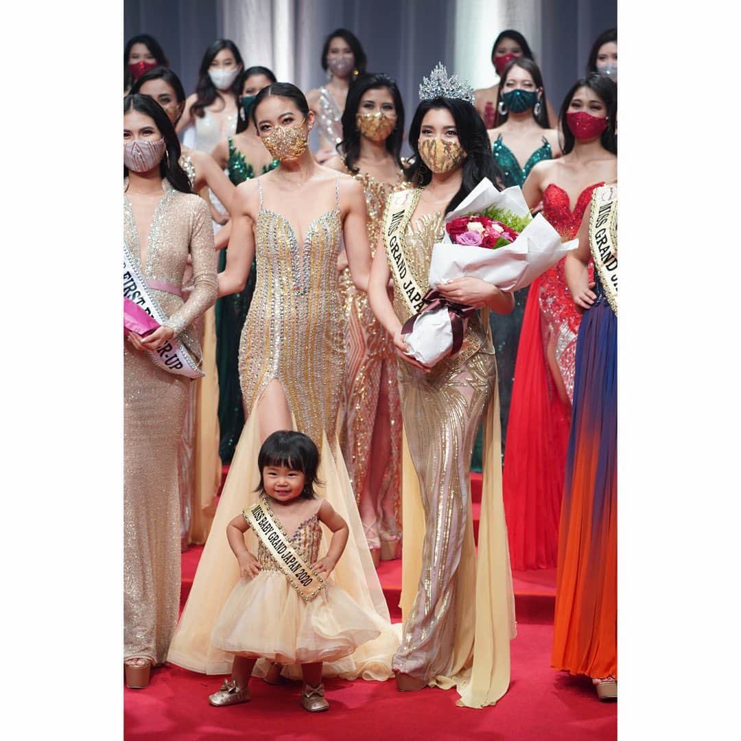 のインスタグラム：「MISS BABY GRAND JAPAN 2020 is..... ELLEN INODA!!!!  ファイナリストたちの努力を1番近くで見ていた娘は、ウォーキング、ポージングが堂々と出来るようになり、メイク💄にも興味を持つ様になりました。  みんなにたくさん可愛がってもらって、とーーーーっても楽しかったみたいです。本当にありがとう。  Dress: @louie_063088   Photo: @japan_art_entertainment   #ミスグランドジャパン #ミスコン #ミスグランド #日本代表 #withコロナ #マスクファッション #コロナに負けるな #コロナウイルスが早く終息しますように #missgrandjapan #missgrabdjapan2020 #missgrandinternational #mgj #pandemic #maskfashion #maskup #stopthiswar #peace」