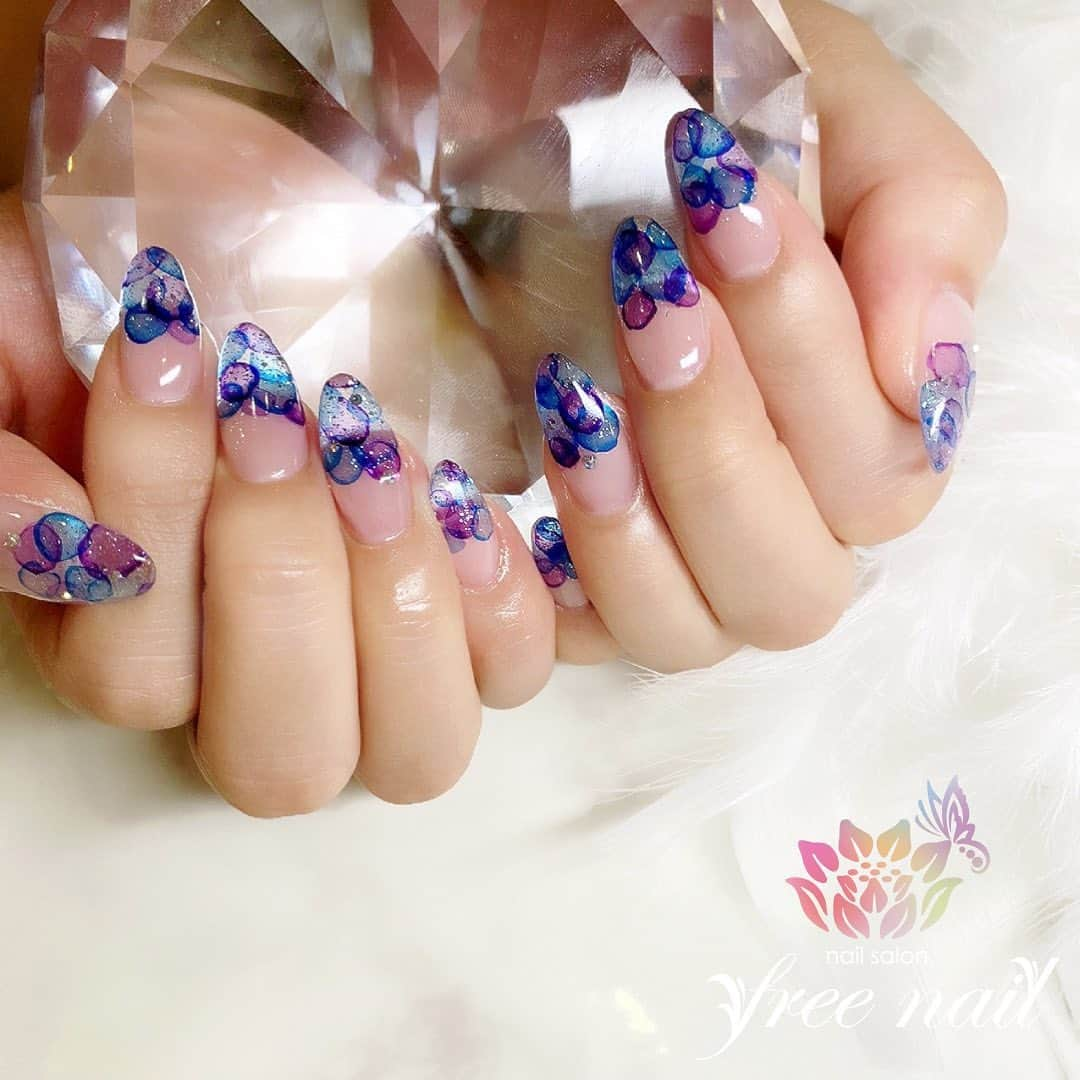 free nail フリーネイルさんのインスタグラム写真 - (free nail フリーネイルInstagram)「. お客様ネイル💅🏻🍂 . 水彩ドットネイル🔵🟣✨ . インクジェルで秋アート👩🏻‍🎨🎨 . ご来店ありがとうございました🙇🏻‍♀️🙇🏻‍♀️🙇🏻‍♀️💗 . #ネイルアート #ジェルネイル #ネイルサロン #大阪ネイルサロン #ネイルデザイン #ネイルチェンジ #水彩ネイル #ドットネイル #インクネイル #インクジェル #パープルネイル #ブルーネイル #デザインネイル #トレンドネイル #おしゃれネイル #シンプルネイル #ロングネイル #秋ネイル #autumnnails #nailsart #nailsdid #美甲 #日式美甲 #日式美甲胶 #日本美甲师 #日本美甲老师 #美甲上课 #日本胶 #フリーネイル #freenail」9月24日 12時08分 - freenail_jpn