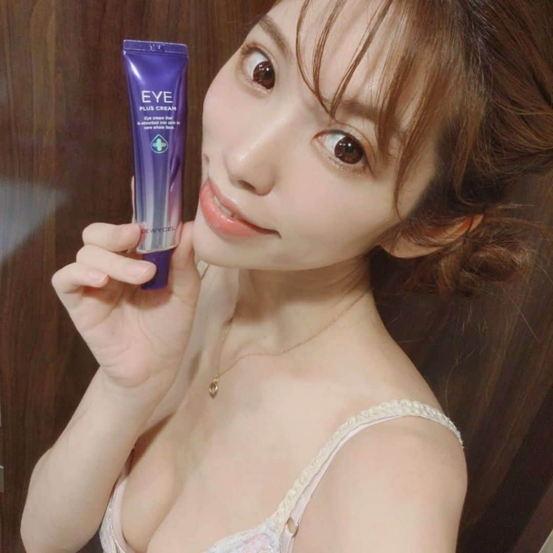 雨宮めるさんのインスタグラム写真 - (雨宮めるInstagram)「. 韓国美容信者になりつつある私は 前回のCICAクリームに引き続き・・・  ✨デュイセル　アイクリーム✨  ✔ ナイアシンアミド×植物幹細胞 黒ずんだ目元のクマから口の周り、鼻の横の黒ずみにも美白効果を  ✔ 顔全体にある悩みに対応、フルフェイス仕様！ 今までのアイクリームに比べて軽い使用感でお肌すべすべ  ✔ 老化を防止してくれる有効成分を肌細胞よりも小さいナノサイズに圧縮させ、肌の奥深くまで栄養成分が浸透〜  ✔ アデノシン×ペプチド 韓国の食薬処から認められたシワ改善成分であるアデノシンと、5種類ものペプチドのシナジー効果で、弾力ある肌をGET！  ✔ 有害成分 FREE パラベン、フェノキシエタノール、ベンジルアルコール、クロペネシン、トリクロサン、トリエタノールアミン、BHT、変性アルコール、8種類の肌有害成分を排除し安心で健康的  目元は勿論、小鼻脇や口元にも使っちゃってます♡ アマゾン＆楽天＆Qoo10で購入可能ですよ。  #dewycel #デュイセル #dewyholic #preciousvaluabledewycel #くすみケア #シワ改善 #ニキビ #ニキビケア #アイクリーム #アンチエイジング #アンチエイジング化粧品 #アンチエイジングケア #スキンケア #スキンケア好きさんと繋がりたい #スキンケア用品 #スキンケア紹介 #美白派 #美肌作り #美肌命 #美活 #美活女子 #肌再生 #肌活 #肌ケア #skincare #beautycare #koreancosmetics #韓国美容 #eyecream #agingcare」9月24日 12時01分 - amamiya_melty