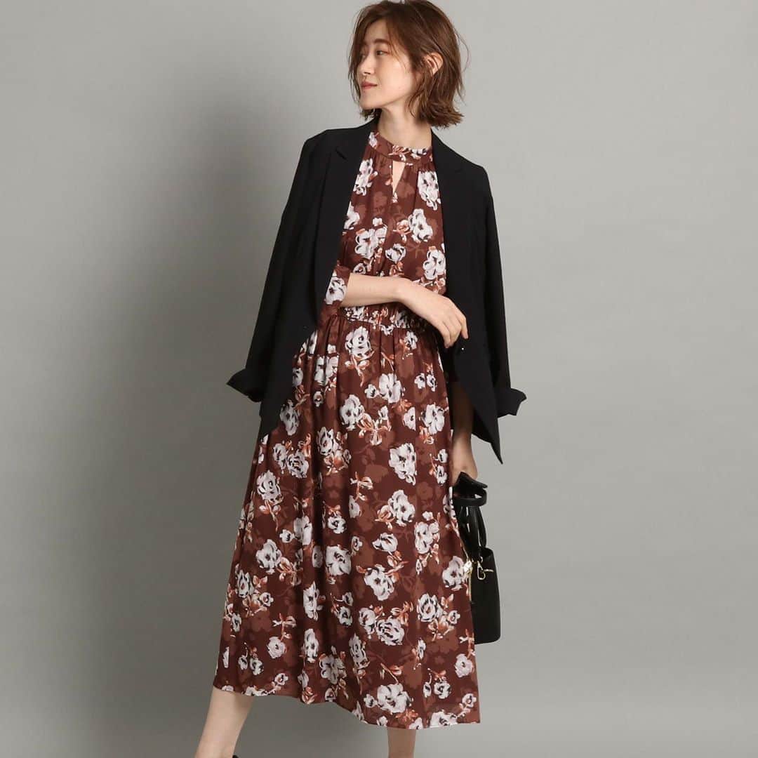 cdec_official Aesthetic Senseのインスタグラム：「. 2020秋 New Arrival  . 【プリントワンピ】着回し COOL編 . . プリントワンピにテーラードジャケットをプラス。ワンピースが一気にクールで大人なコーデに変身します。 ローファーを合わせて、こなれ感を演出。 . . .  #クードシャンス #2020秋冬 #AUTUMN #秋コーデ  #秋スタイル #トレンド #華やかコーデ　#カジュアルコーデ  #細見え #着回しコーデ  #着回し #大人カジュアル #休日コーデ #ファッション  #大人コーデ  #大人コーディネート #今日のコーデ #今日のコーディネート #カタログ #お洒落さんと繋がりたい #お洒落さんとつながりたい #ファッション好きな人と繋がりたい #モデル #大人女子 #大人女子コーデ #テレワーク#ジャケット #ワンピース #着まわしコーデ」