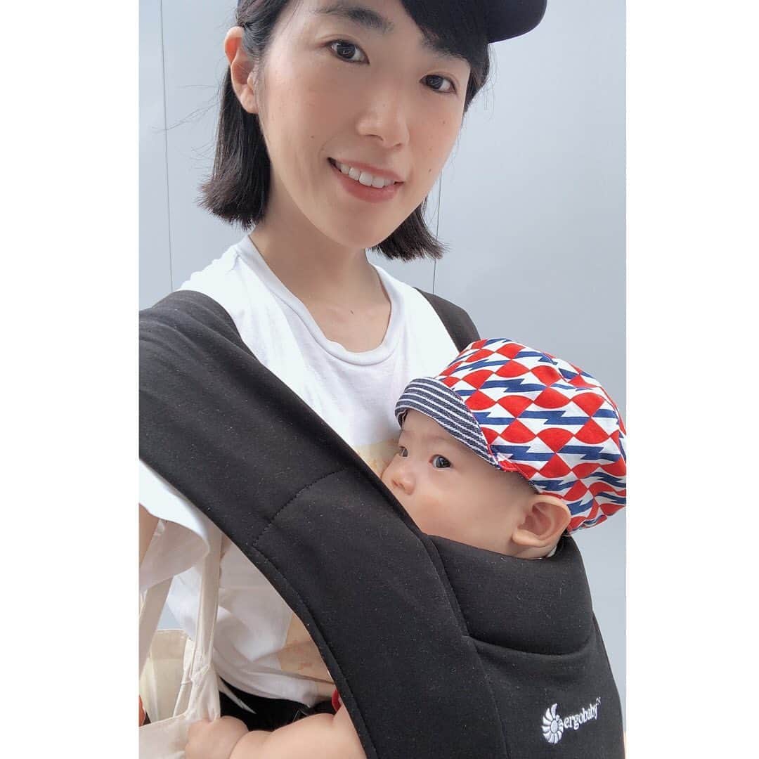 馬渕史香のインスタグラム：「抱っこ紐といえばのエルゴベビー @ergobabyjapan さんの新モデル〈EMBRACE（エンブレース）〉をモニターをさせていただくことになりました  新生児期に特化したモデルで、装着方法もシンプルだし、ストレッチ生地の触り心地が気持ちいい 新生児ってほんとふわふわでくたくたでふにゃふにゃでかわいいもんなぁ🥰  うちの息子はもうすぐ4ヶ月で、新生児ではないけど、対象月齢・体重は〜12ヶ月・〜11.3kg 旦那さんも一緒に使えるってことなので、おうち抱っこやちょっとしたお出かけに使おうとおもいまーす🤱  写真撮ってたら食べられそうになりました（3枚目）  #inmyergo #エルゴと一緒 #エルゴエンブレース   #あしざわ家 #赤ちゃんのいる生活 #ずぼら主婦  #令和2年生まれ #5月生まれ #男の子ベビー #令和ベビー #babyboy #2020baby」