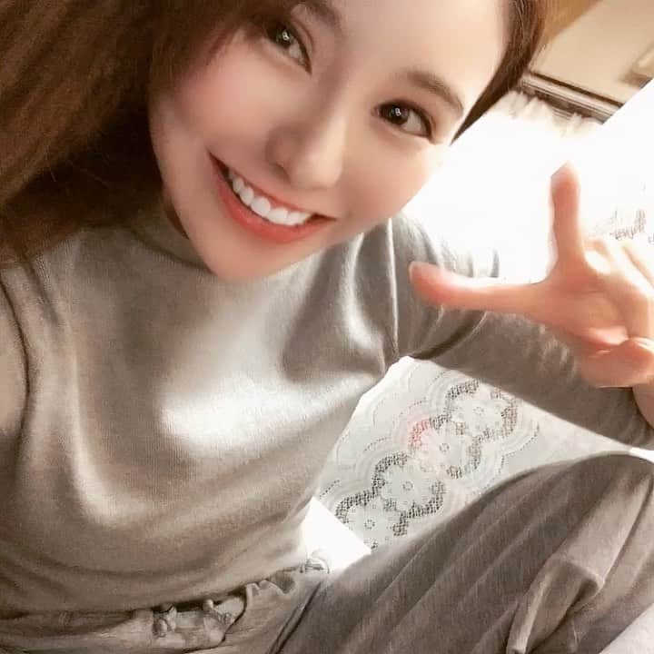 のインスタグラム：「ご紹介続いてるので、 毎日スウェットですみませんアピール(悪影響)と 夏が終わったけど私は気にせずひまわりっぽいピアスつけちゃうよね🌻 っていうくだらない動画も挟んでおきます。  あ！よく質問いただくのですが、 歯🦷は私は若干過蓋咬合（噛み合わせが深い）というやつだったので、 裏側からだと下の歯が削れちゃうらしくできなくて、 透明ワイヤーで表側矯正を、2年間くらいしました👼 ホワイトニングはオパールエッセンスという歯医者さんで買ったホームタイプです。  矯正は痛みと口内炎ができやすいことだけ辛かったかな🥺あと今もマウスピースして寝てる🤸‍♂️ 費用や期間は状態によると思うので歯医者さんに診てもらってください🧏‍♀️♡♡」
