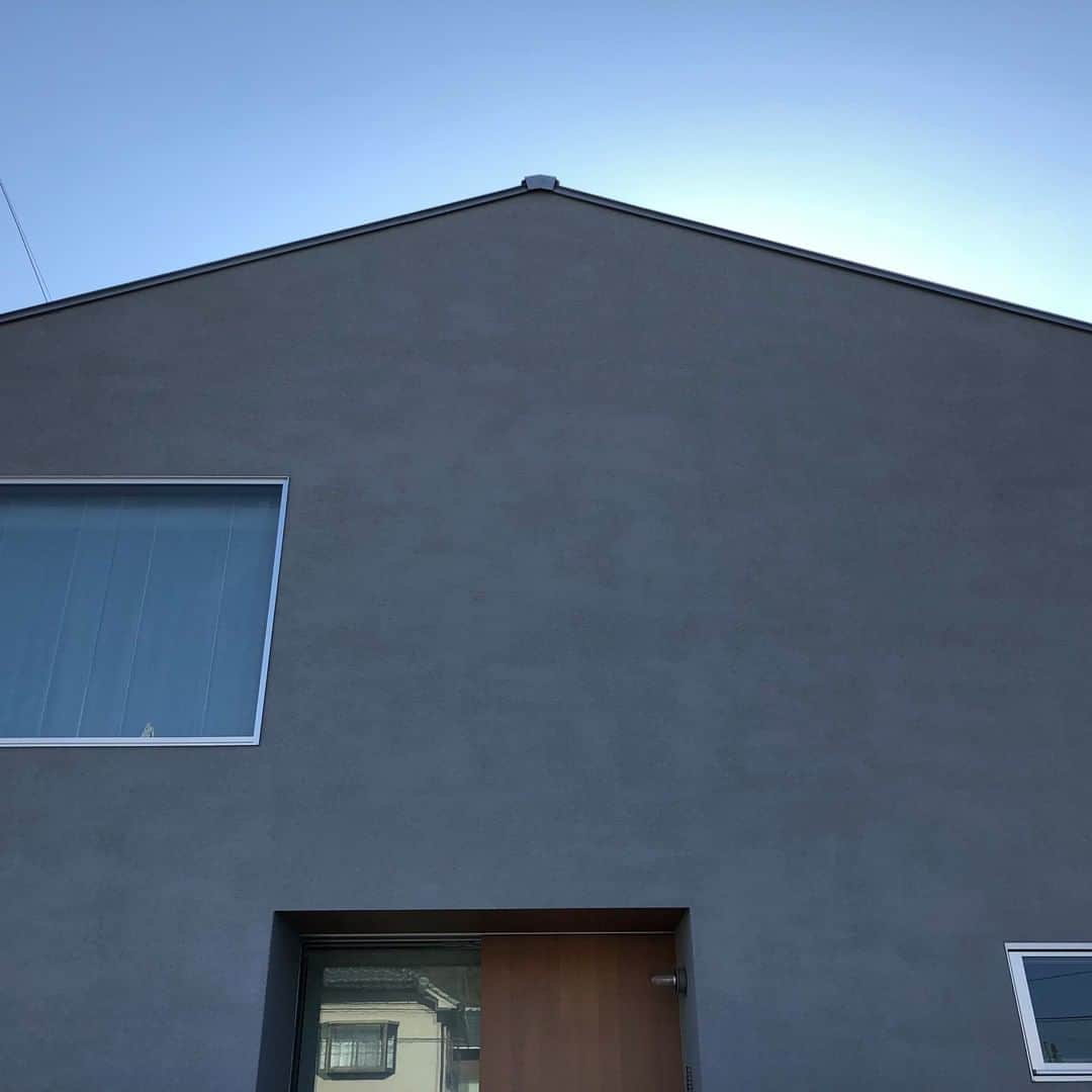 ムクリ［mukuri］さんのインスタグラム写真 - (ムクリ［mukuri］Instagram)「大きな窓と吹き抜けに、遊び心もプラスした三角屋根のモダンハウス  幼いころからインテリアが好きで マイホームを計画する際には四角い外観に明るい2階リビングとイメージは固まっていましたが、実際は三角屋根の外観に、リビングは1階のおうちに。  リビングは窓からたっぷりと日差しが注ぎ 2階には家族が自然と集まるフリースペースも。 和室にある小窓は玄関と通じていて、 こどもたちが顔を覗かせたり風の通り道になったりと、 遊び心ある癒しスポット。  気の合う設計士さんとも出会い 経験に基づく設計と、施主の大切にしたい要素を残してできた素敵なおうちをみると、やはり建ててもらう会社選びって大事だなと実感します。  記事の中で、間取り図の隅に設計士さんがフリーハンドで描かれた外観が打ち合わせの熱量を物語っています。  マイホームができるまで、 色々試行錯誤があると思いますので、 経験談は参考になりますね。  ▶︎ご紹介した記事 https://mukuri.themedia.jp/posts/5290953 「造作」のカテゴリーよりご覧いただけます。 （キャプション：編集長）  #マイホーム#キッチン#リビング#ダイニング#建築家とつくる家 #リビングインテリア #土間 #台所 #無印良品 #マイホーム計画 #マイホーム記録 #家づくり #家 #住まい #新築 #新築一戸建て #注文住宅 #インテリア #北欧インテリア #北欧雑貨 #マリメッコ #HAY#こどものいる暮らし #暮らし #暮らしを楽しむ#くらしの編集#ムクリ」9月24日 12時06分 - mukuri_official