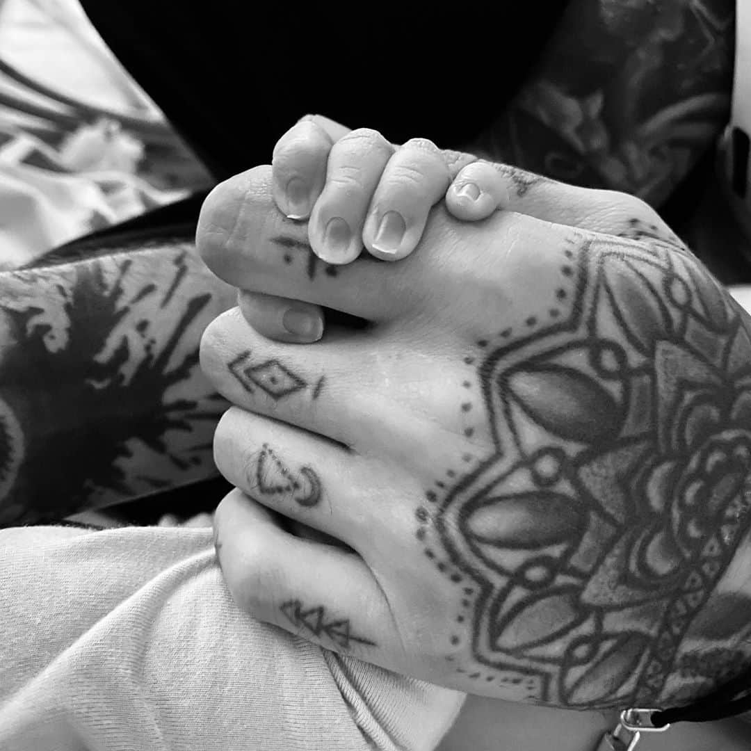 ゼイン・マリクのインスタグラム：「Our baby girl is here, healthy and beautiful🙏🏽❤️  to try put into words how i am feeling right now would be an impossible task. The love I feel for this tiny human is beyond my understanding. Grateful to know her, proud to call her mine, and thankful for the life we will have together x」