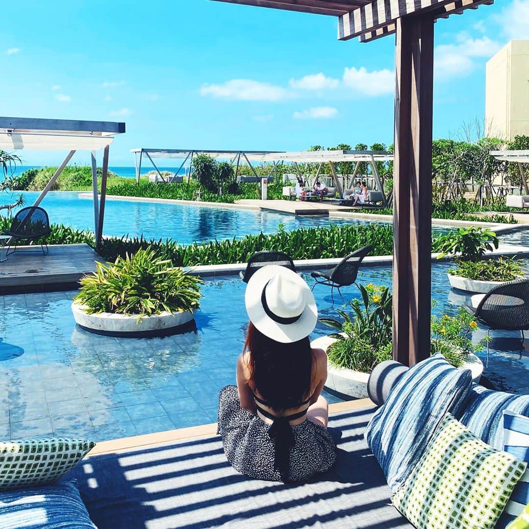 三浦マキのインスタグラム：「Had been dreaming of this moment. Just feel how happy to fly to resorts. @Hoshinoya in Okinawa.  旅に行ける事の嬉しさを噛み締めながらの、国内旅行✈️ 先々月できたばかりの星のや沖縄へ。  当たり前に旅に行けていた時に想いを馳せつつ、 自分自身の新たな次のステップを考えずにはいられない…✨やっぱり旅っていいね。  #星のや沖縄 #ほしのや #沖縄#沖縄旅行#旅に行ける幸せ #頑張れ旅行業界#hoshinoya#hoshinoyaokinawa#resort」