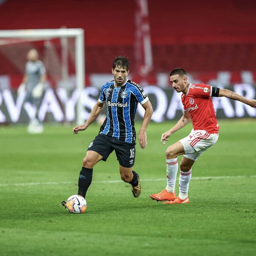 ルーカス・シウヴァ・ボルジェスのインスタグラム：「Assim se joga um GreNal, vencendo! #ParabensATodos #DalheGremio 💪🏼🇧🇼⚽️」