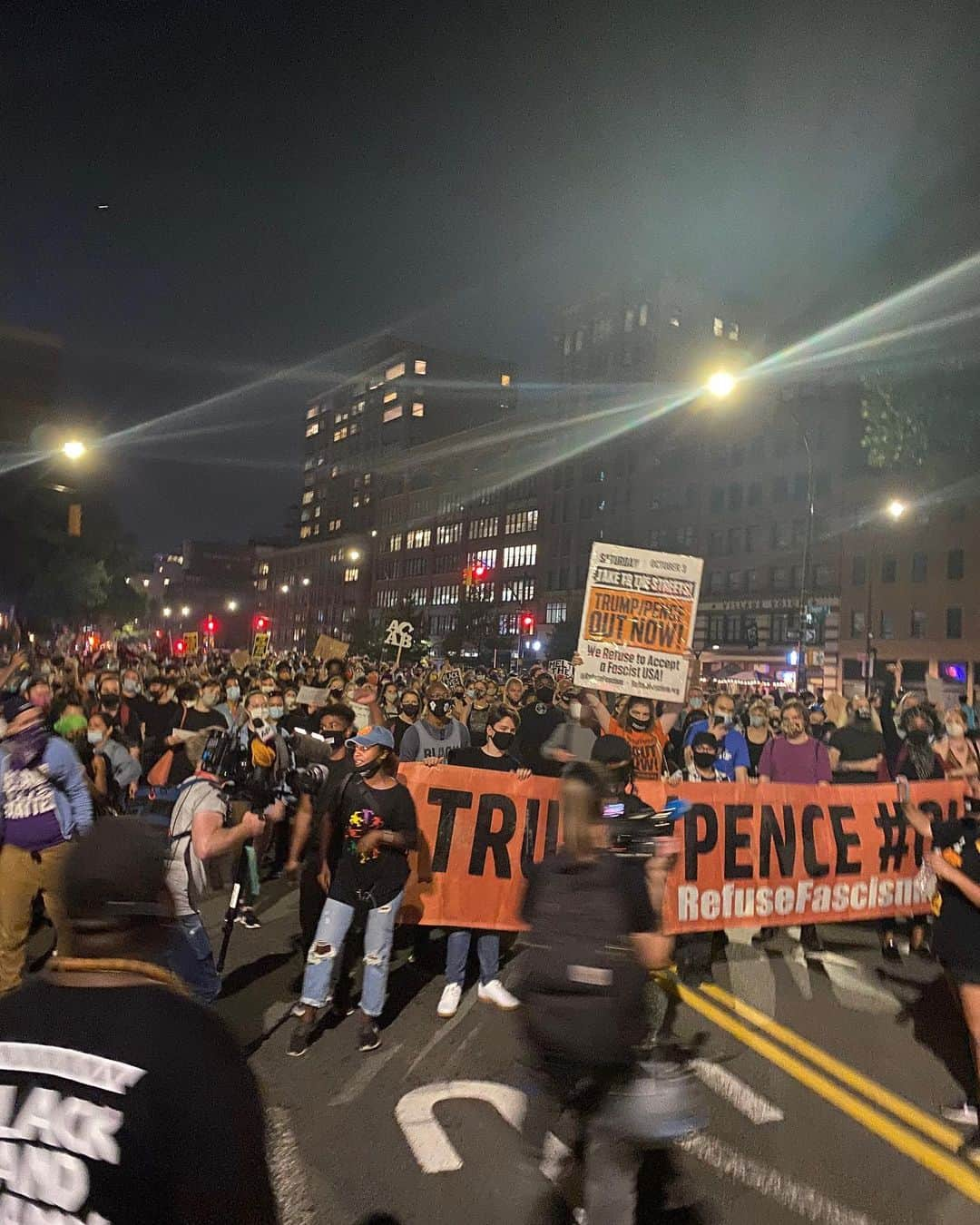 トームさんのインスタグラム写真 - (トームInstagram)「Thousands Across NYC Protest Outcome Of Breonna Taylor Case  September 23, 2020 at 10:09 pm @cbsnews   NEW YORK (CBSNewYork) — New York City is now reacting to news that Louisville police officers will not be charged in Breonna Taylor‘s death.  A large Black Lives Matter protest started around 7 p.m. Wednesday outside the Barclays Center in Brooklyn, CBS2’s Ali Bauman reports.  Images from nyc friends out amongst the protesters @n31ly0un9 @daniknows   #breonnataylor #blacklivesmatter」9月24日 12時12分 - tomenyc