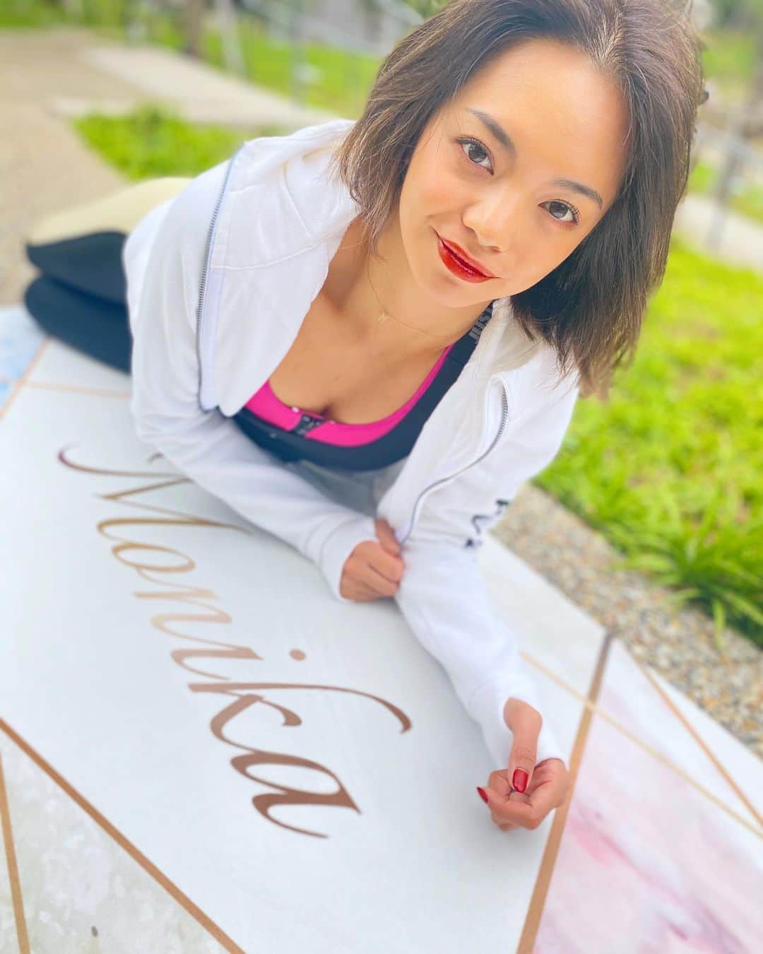 太田モニカさんのインスタグラム写真 - (太田モニカInstagram)「私専用のヨガマット🧘🏻‍♀️❤︎ . . 前回紹介したヨガタオルのところで 今回はヨガマットゲットしました✌︎‼︎ . . 名前入りもできるので 他と被らないしお洒落なの〜❗️ ヨガマットって言ってるけど 厚さもあり長さもあるので どこにでも敷いて使える優れものです💯 . . 早起きして公園で運動するのもありだな😍 . . では皆さん素敵な一日を☺︎❤︎ . . . #monika #monikalifestyle  #love #happy #fitnessgirl  #yogamat #lagmat #108tokyo  . #モニカ　#モニカライフスタイル  #ヨガマット　#ラグマット　#マット #フィットネス女子 #お洒落なヨガマット　#名前入り #プレゼントにもオススメ #私のお気に入り」9月24日 12時14分 - x.monika86.x