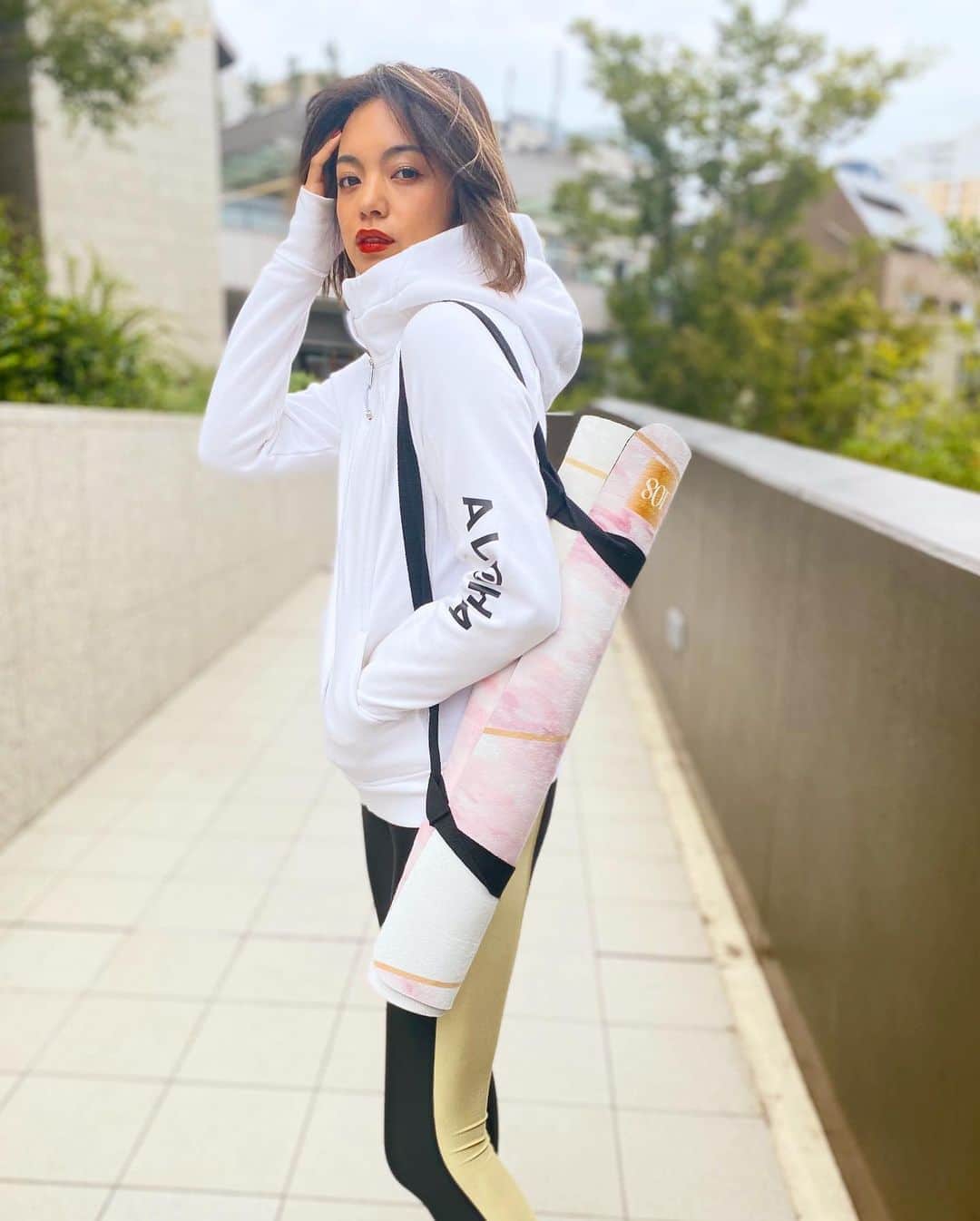 太田モニカさんのインスタグラム写真 - (太田モニカInstagram)「私専用のヨガマット🧘🏻‍♀️❤︎ . . 前回紹介したヨガタオルのところで 今回はヨガマットゲットしました✌︎‼︎ . . 名前入りもできるので 他と被らないしお洒落なの〜❗️ ヨガマットって言ってるけど 厚さもあり長さもあるので どこにでも敷いて使える優れものです💯 . . 早起きして公園で運動するのもありだな😍 . . では皆さん素敵な一日を☺︎❤︎ . . . #monika #monikalifestyle  #love #happy #fitnessgirl  #yogamat #lagmat #108tokyo  . #モニカ　#モニカライフスタイル  #ヨガマット　#ラグマット　#マット #フィットネス女子 #お洒落なヨガマット　#名前入り #プレゼントにもオススメ #私のお気に入り」9月24日 12時14分 - x.monika86.x