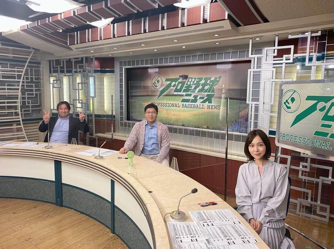 黒澤詩音のインスタグラム：「* #フジテレビone  『#プロ野球ニュース』  今週も、ありがとうございました⚾️ まだまだ感染防止対策でスタジオ内アクリル板越しでお伝えしておりますが、 昨日も笑い絶えず楽しい1時間でした⭐️  スタジオ解説は #里崎智也 さん。 リモート解説は #江本孟紀 さん  中日ヤクルト戦は守備の好プレーの連続！日ハム樋口選手は支配下登録から即初スタメンの初安打！同じ大学出身なのでなんだか注目してしまいました✨ 真中さんのコーナーもいつもためになりますね😊  本日は台風の動向に留意したいですね。 今日も野球⚾️を楽しみましょう！  衣装 @pierrot_shop さん👗  #プロ野球 #野球 #スポーツ #セリーグ #パリーグ #tv #baseball」