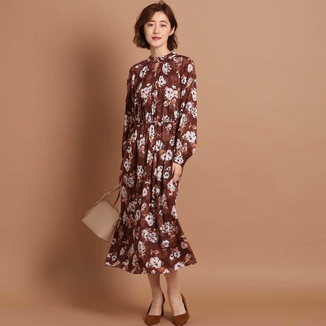 cdec_official Aesthetic Senseのインスタグラム：「. 2020秋 New Arrival  . 【プリントワンピ】着回し FEMININE編 . . ワンピースもブラウンをチョイスすれば一気に秋を先取りした旬なスタイリングに。 小物を同系色で揃えたワントーンコーデでプリントワンピが華やかでクラシカルな印象にまとまります。 . . .  #クードシャンス #2020秋冬 #AUTUMN #秋コーデ  #秋スタイル #トレンド #華やかコーデ　#カジュアルコーデ  #細見え #着回しコーデ  #着回し #大人カジュアル #休日コーデ #ファッション  #大人コーデ  #大人コーディネート #今日のコーデ #今日のコーディネート #カタログ #お洒落さんと繋がりたい #お洒落さんとつながりたい #ファッション好きな人と繋がりたい #モデル #大人女子 #大人女子コーデ #テレワーク#ワンピース #ワンピースコーデ#着まわし #着まわしコーデ」