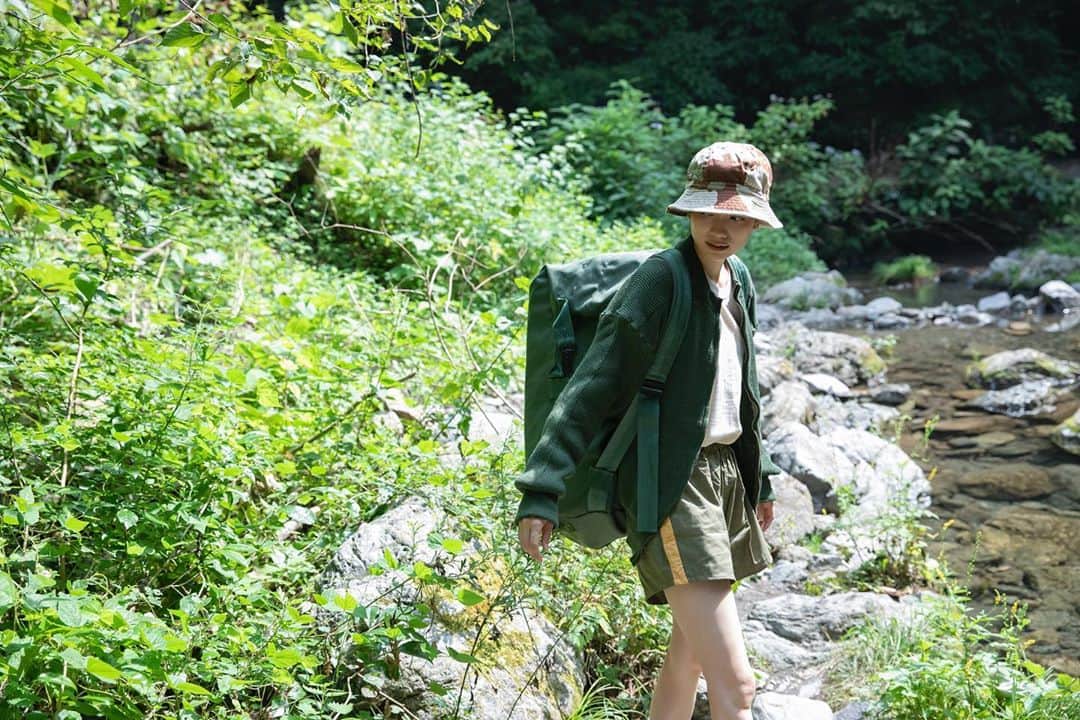 のインスタグラム：「🇫🇷bush hat ¥1,980 🇸🇪zip sweater ¥4,800 🇨🇿cotton shorts ¥2950」