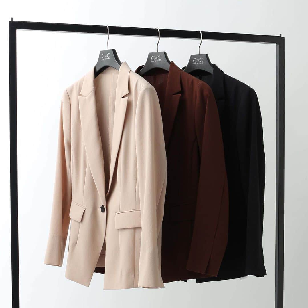cdec_official Aesthetic Senseのインスタグラム：「. 2020秋 New Arrival . 【洗える！テーラードジャケット】 . . シーンレスに着て頂けるオススメのジャケット。 レングスは長めで、リラックス感のあるナローシルエットになっています。  . カラーは、ベージュ、ブラウン、ブラックの3色展開 . . .  #クードシャンス #2020秋冬 #AUTUMN #秋コーデ  #秋スタイル #トレンド #華やかコーデ　#カジュアルコーデ  #細見え #着回しコーデ  #着回し #大人カジュアル #休日コーデ #ファッション  #大人コーデ  #大人コーディネート #今日のコーデ #今日のコーディネート #カタログ #お洒落さんと繋がりたい #お洒落さんとつながりたい #ファッション好きな人と繋がりたい #モデル #大人女子 #大人女子コーデ #テレワーク#ジャケット#ジャケットコーデ #ジャケットスタイル」