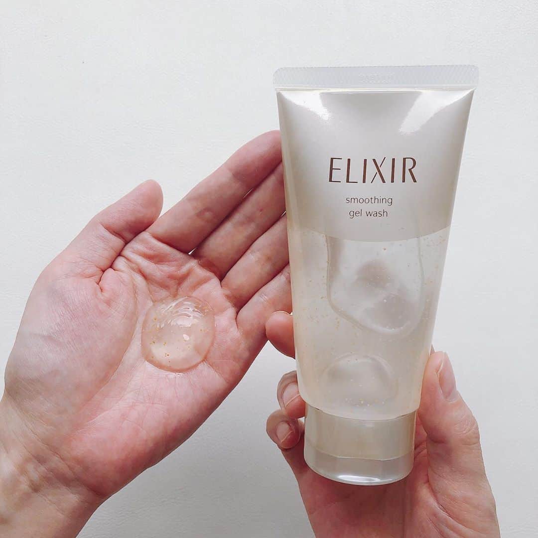 田中マヤさんのインスタグラム写真 - (田中マヤInstagram)「泡立てない洗顔ジェル！ エリクシールから9月21日に新発売された ◾️スムースジェルウォッシュ @elixir_official_shiseido  不要な角質と過剰な皮脂になじみながら吸着するジェルで くるくると優しくなじませて洗い流すだけのシンプルなケア👍✨  ・ ジェルの心地よい弾力とひんやり感、 泡立たないことで、肌の潤いも守りながら ざらつきもオフしてくれて つるんとつや玉のある肌になり 洗い上がりのつっぱり感もなかったです✨✨  洗い流している途中で、なめらかな肌になってるのがわかりました😌  ・ 朝の洗顔はぬるま湯だけだったけれど、 最近は朝のルーティンにも導入してます✨  ・ #エリクシール #泡立てない洗顔ジェル #タイアップ #ざらつきオフ #beauty #love #instagood #셀스타그램 #뷰티 #미용 #화장품 #좋아요」9月24日 12時22分 - tanakamaya__official