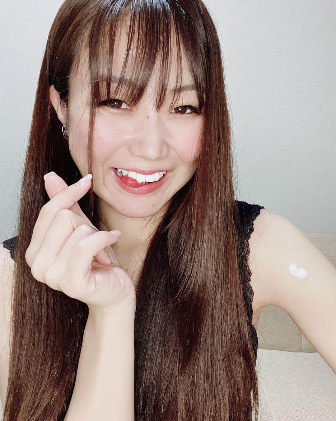 のインスタグラム：「以前紹介したエトワランクリーム 今でも使ってるよん💜 全身マッサージクリームで顔も使える✨ スースーするのが効いてる感じする！ エステティシャンと形成外科医が開発した マッサージクリームだよ🙌. . . .  #エトワラン #etowarun #エトワランマッサージクリーム #エトワランマッサージ #二の腕痩せ . . . .」